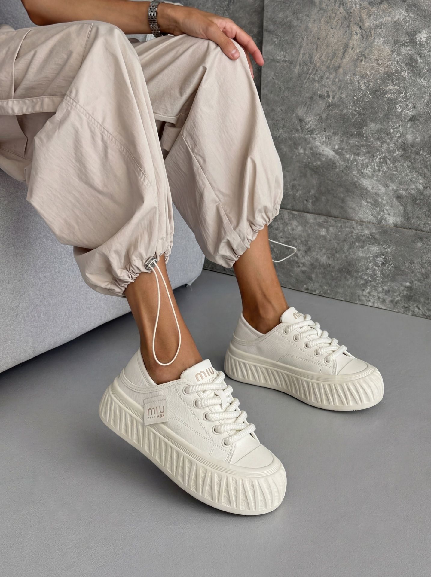 Кеди з акцентним задником молочні