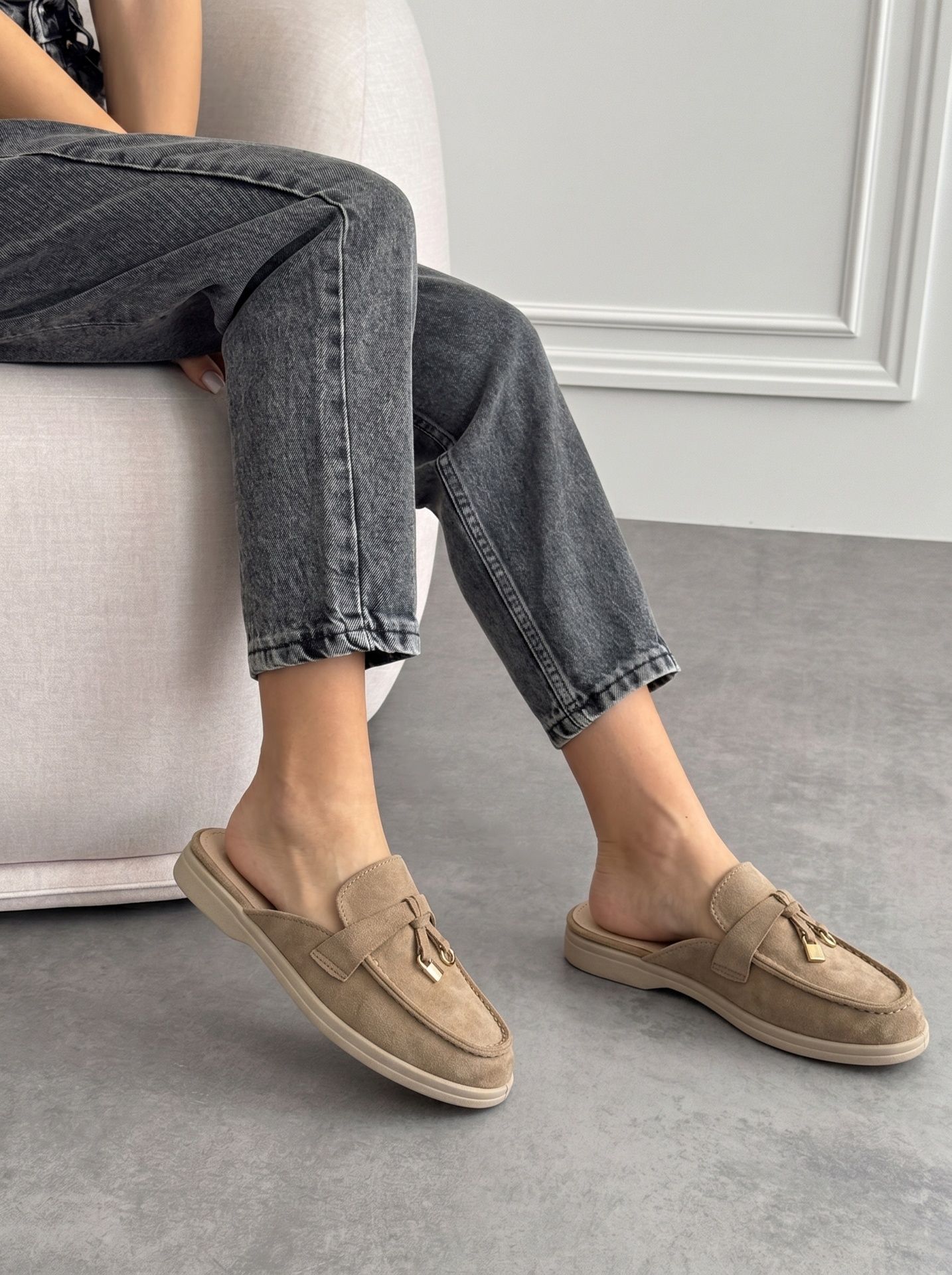 Мюлі з оздобленням екрю