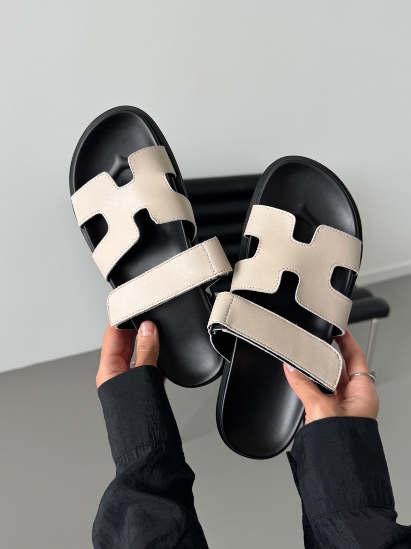 Шльопанці трендові бежеві