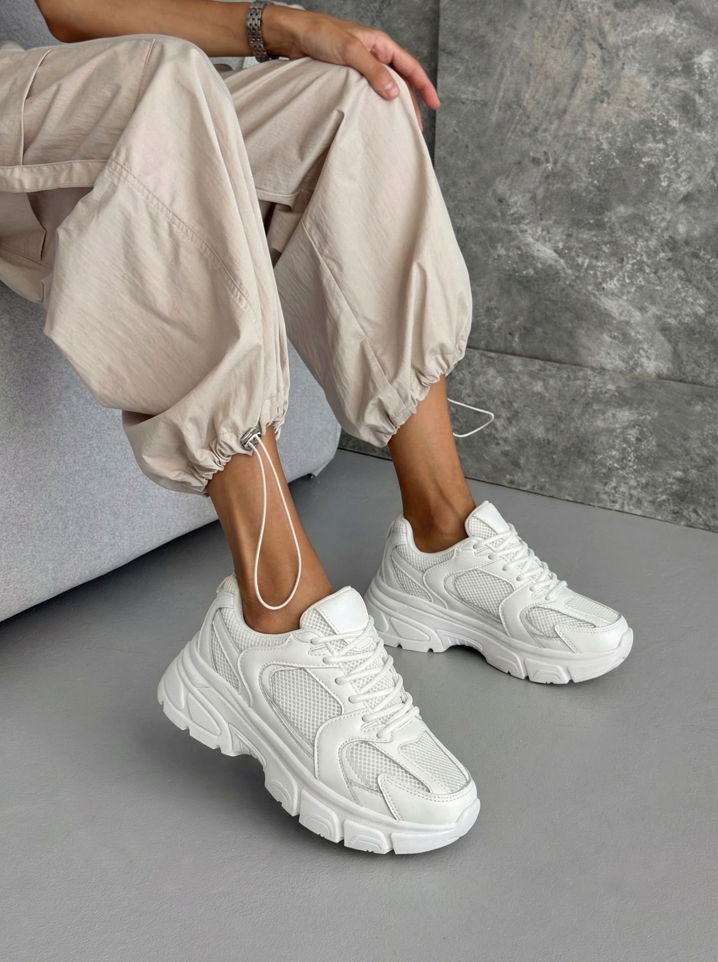 Кросівки із сітчастими вставками білі