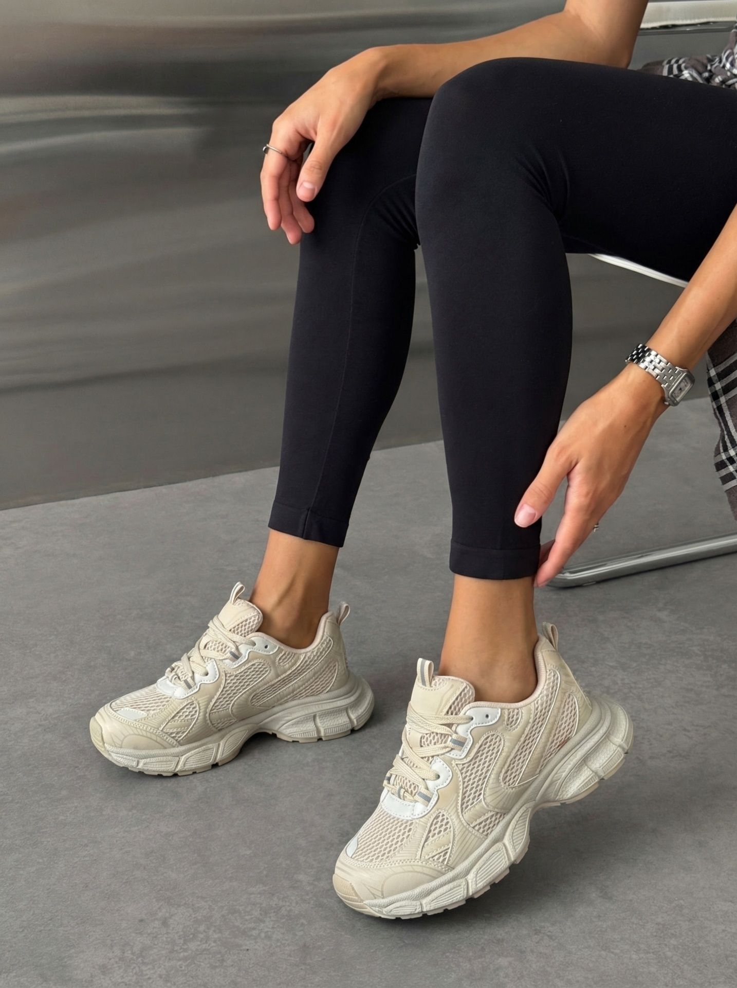 Кросівки на високій підошві бежеві