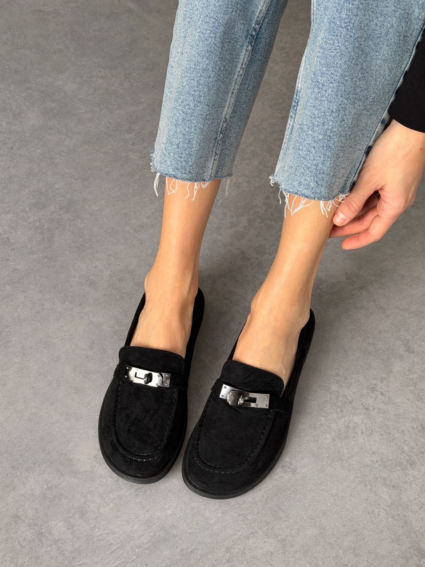 Лофери з елегантним ремінцем чорні замшеві