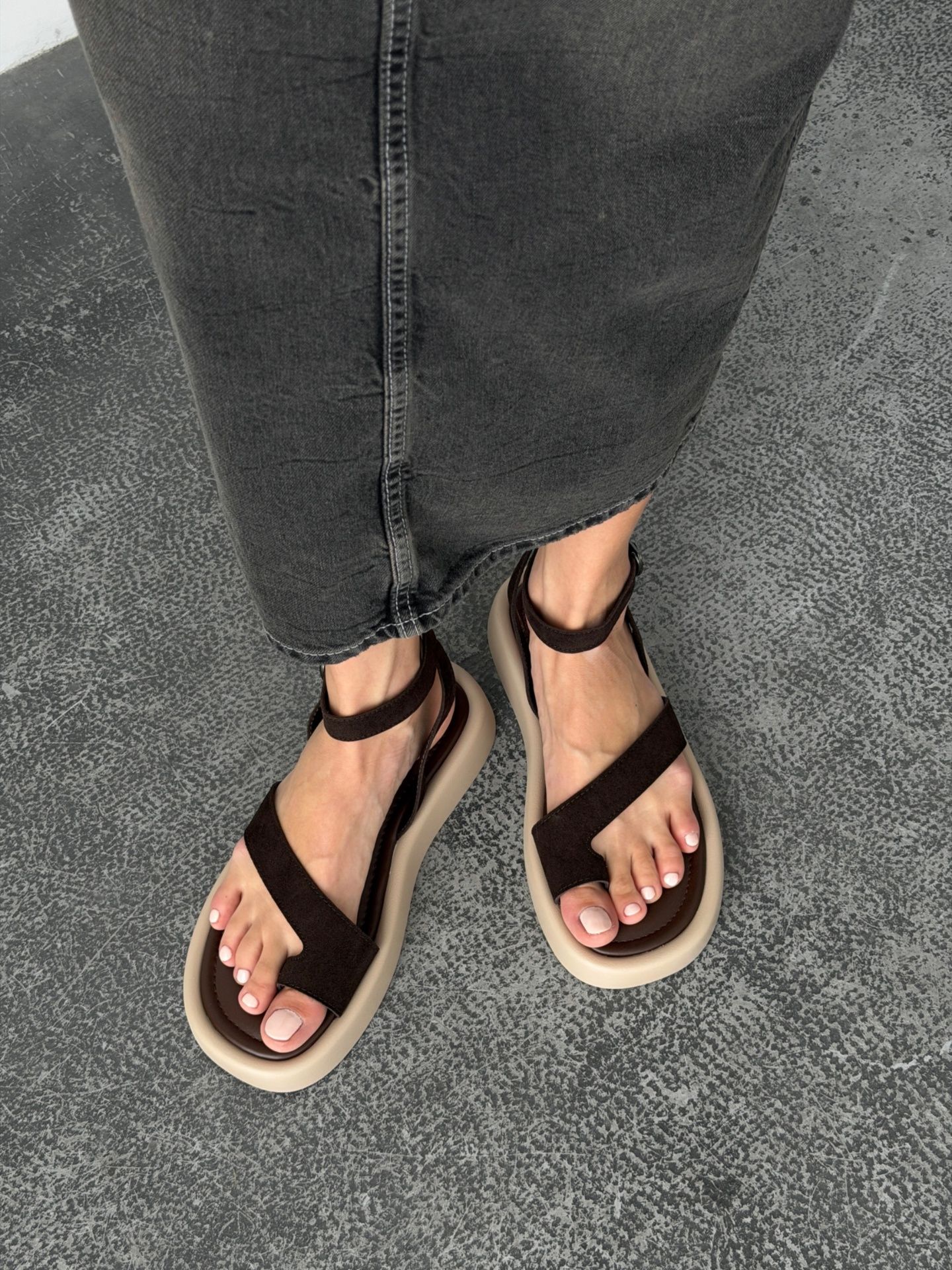 Босоніжки з ремінцем через пальчик темно-брунатні