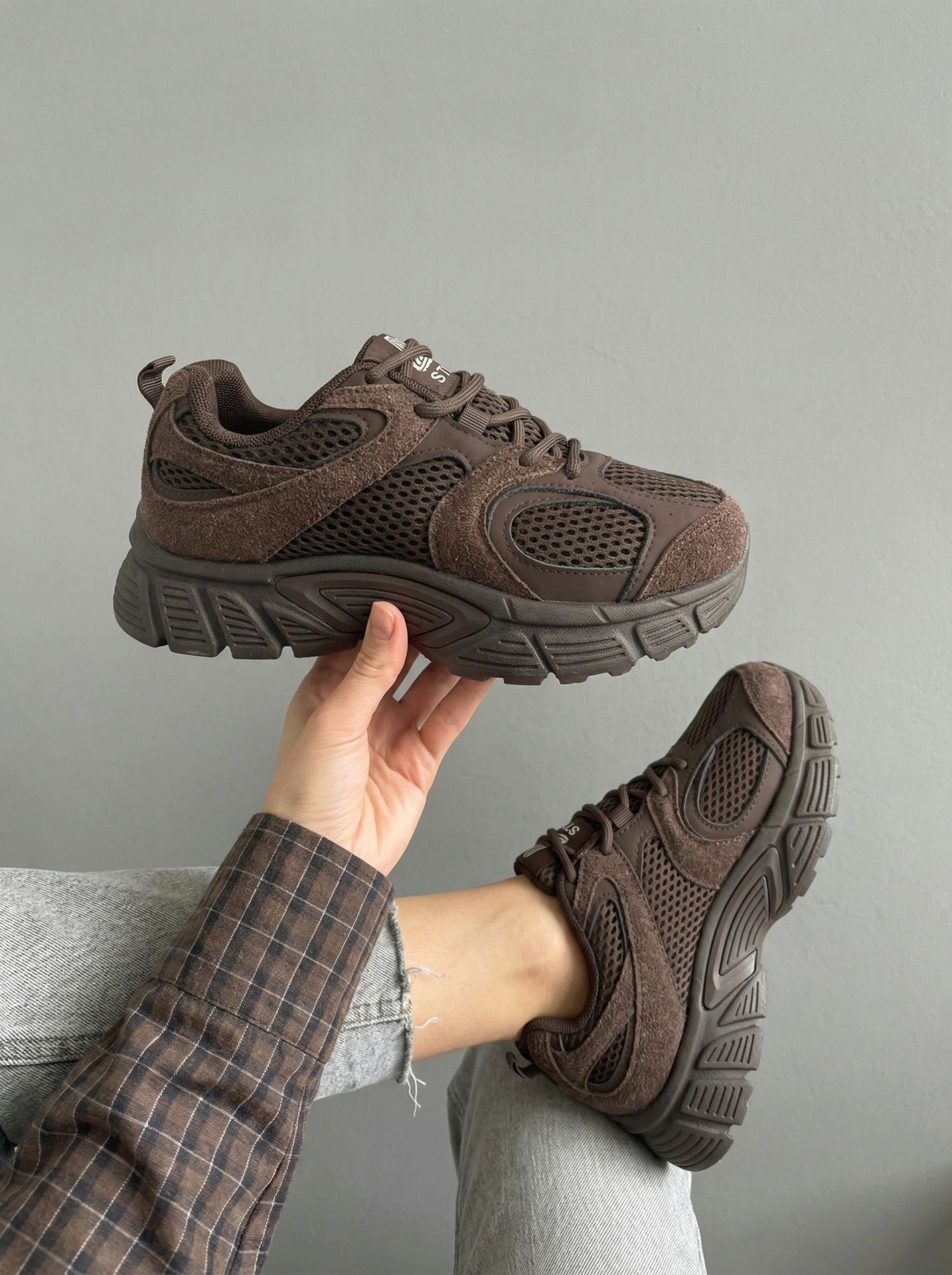 Кросівки на шнурівках темно-брунатні