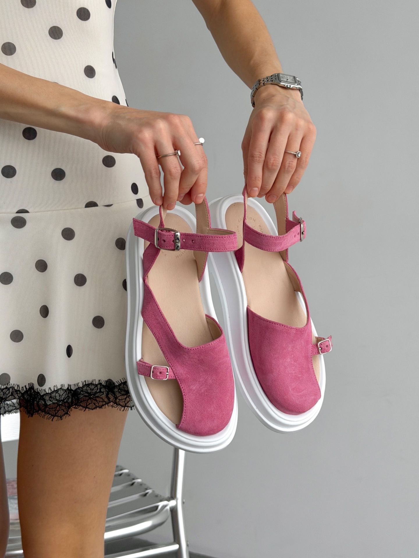 Босоніжки з напівзакритим носком рожеві