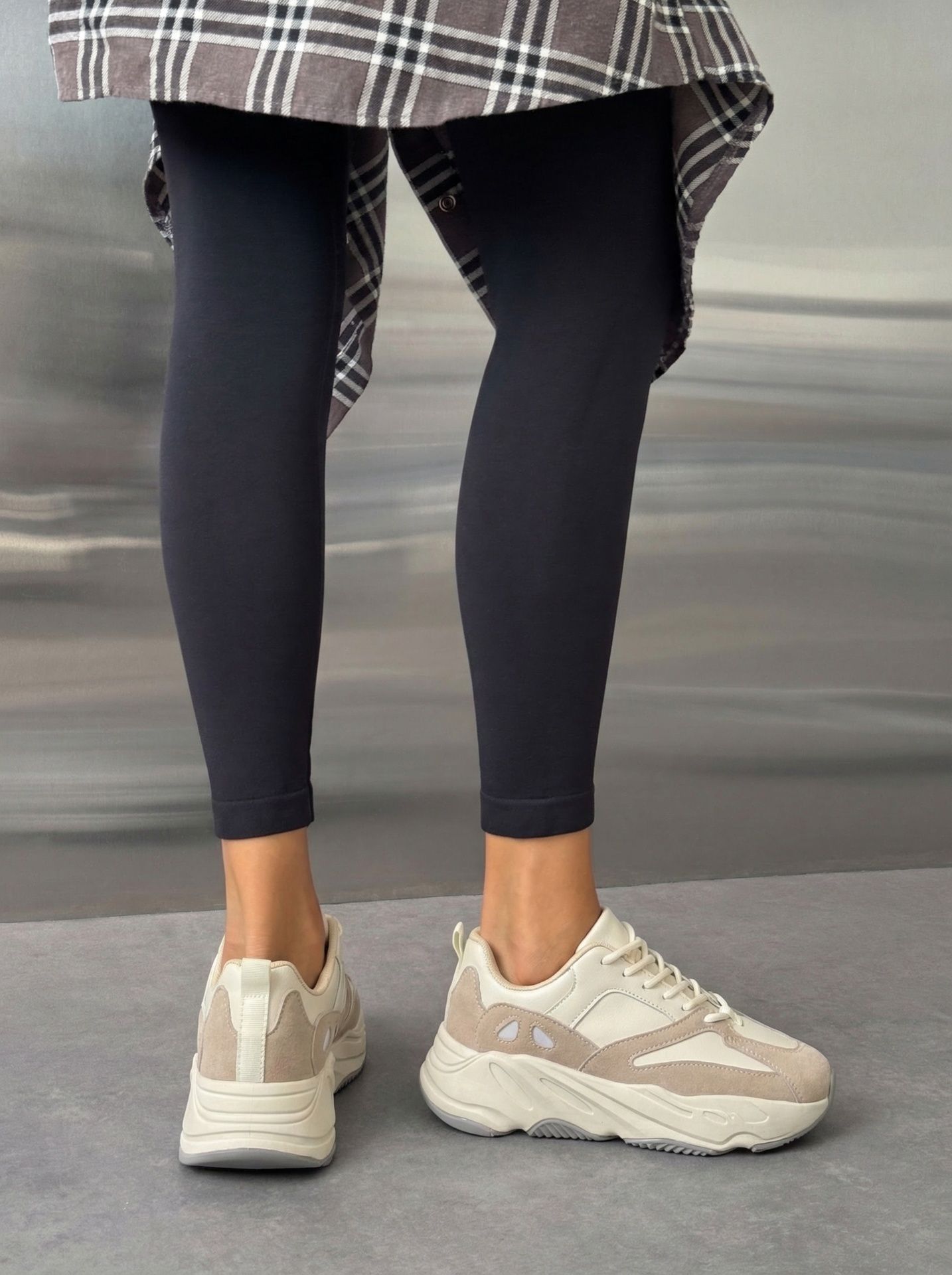 Кросівки з замшевими елементами бежеві