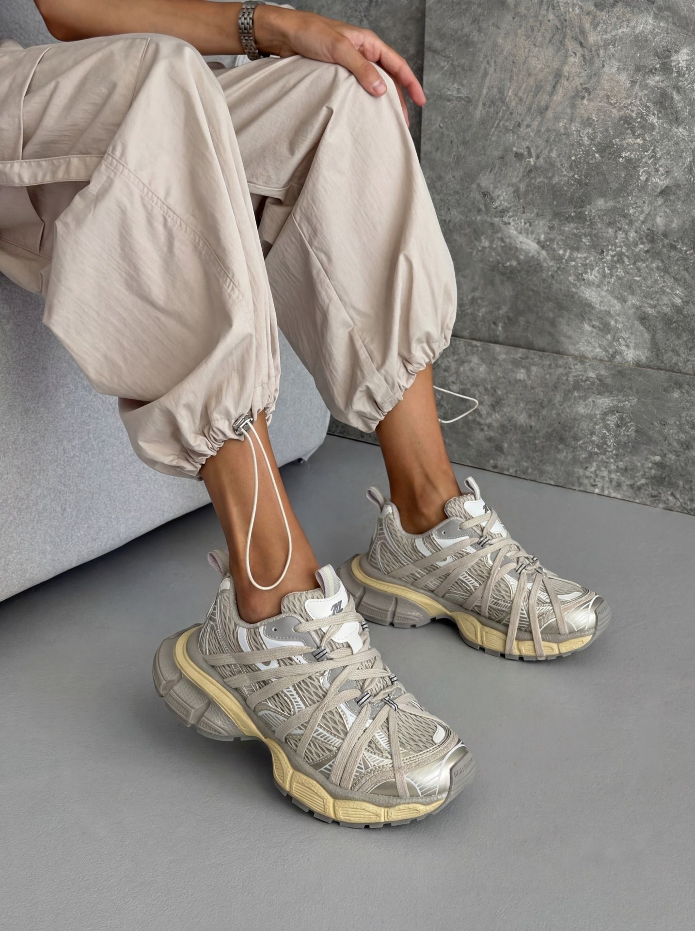 Кросівки з перехресними шнурками сірі