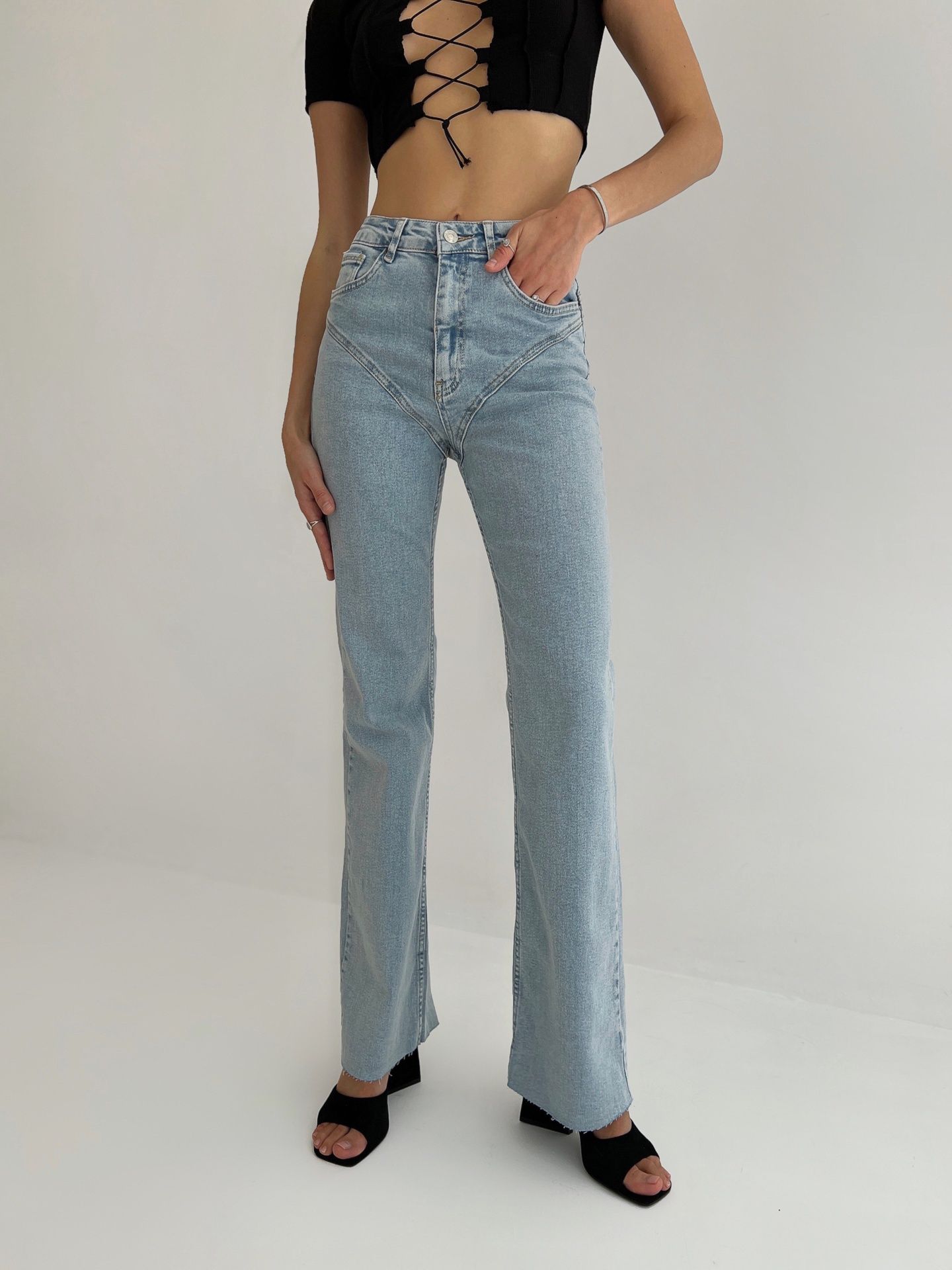 Джинси з відстрочками блакитного кольору