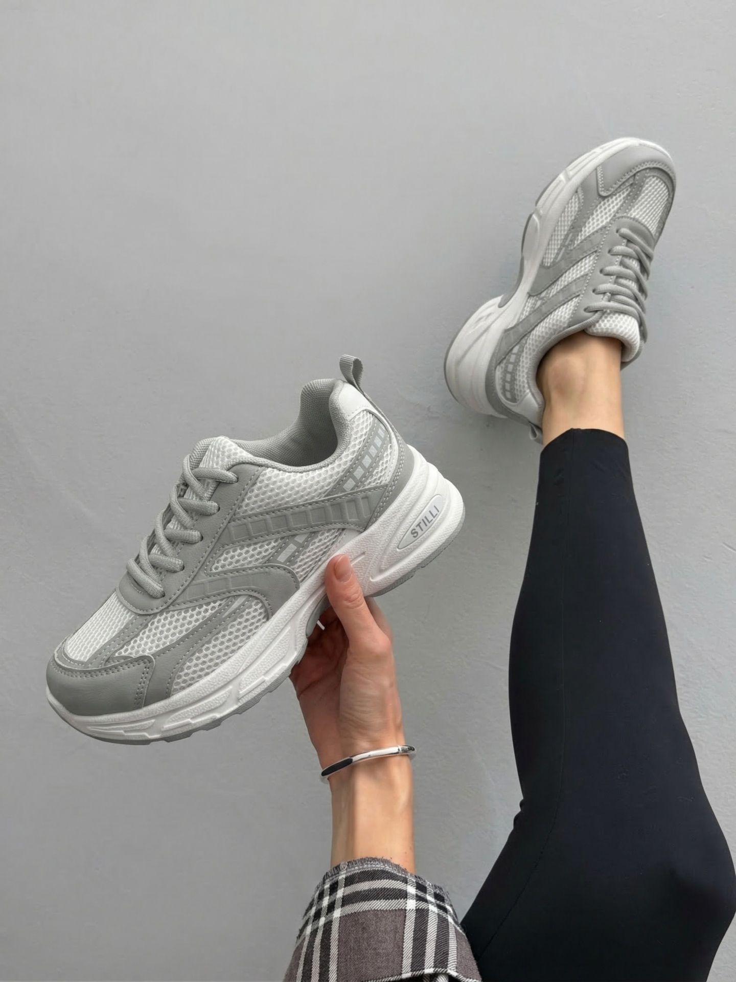 Кросівки сітчасті сіро-білі