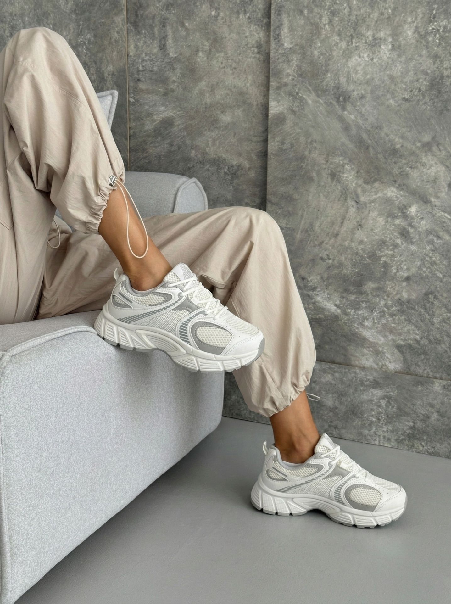 Кросівки з сіткою біло-сірі