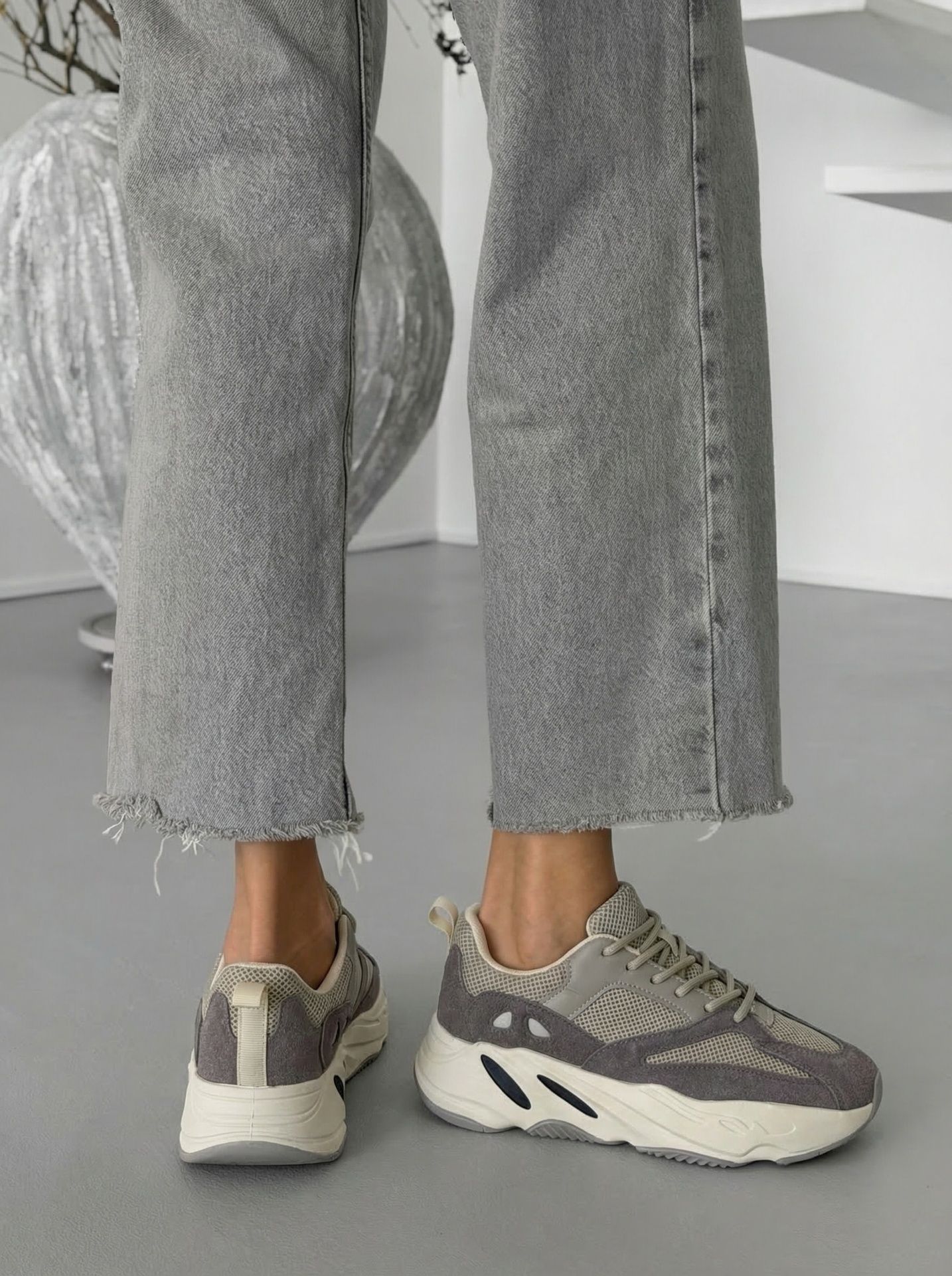 Кросівки з текстильними вставками сірі