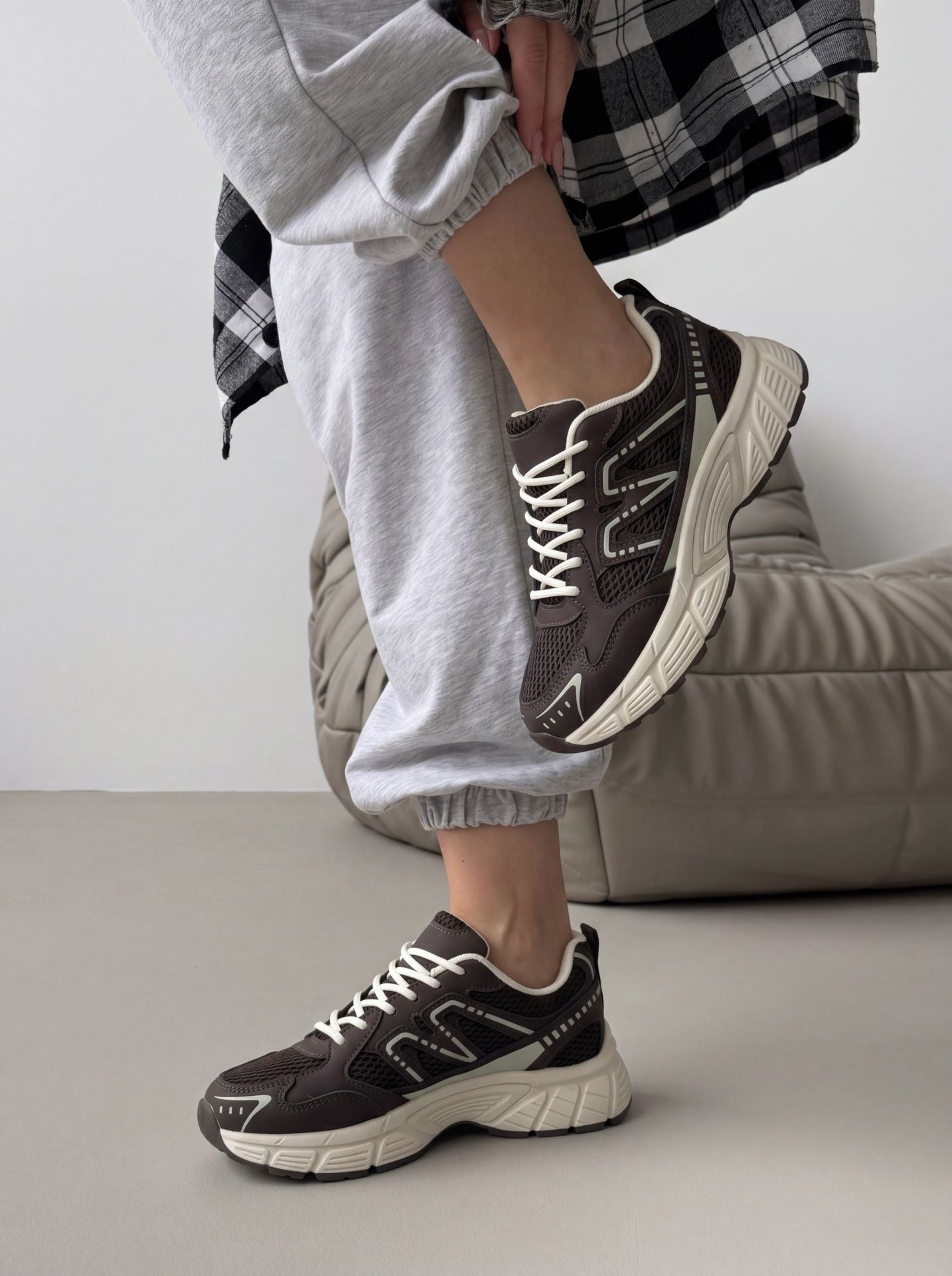 Кросівки із сіточкою темно-брунатні