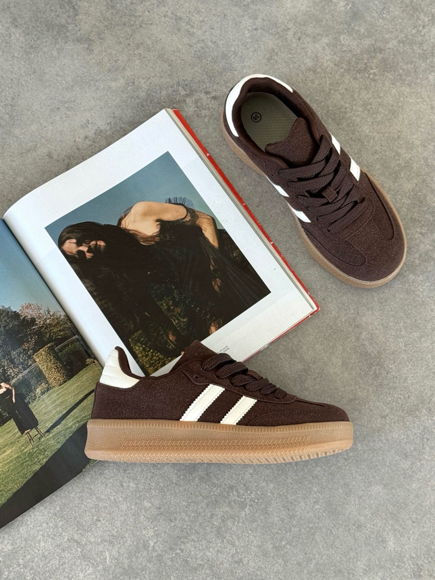 Кеди коричневі з білими полосками