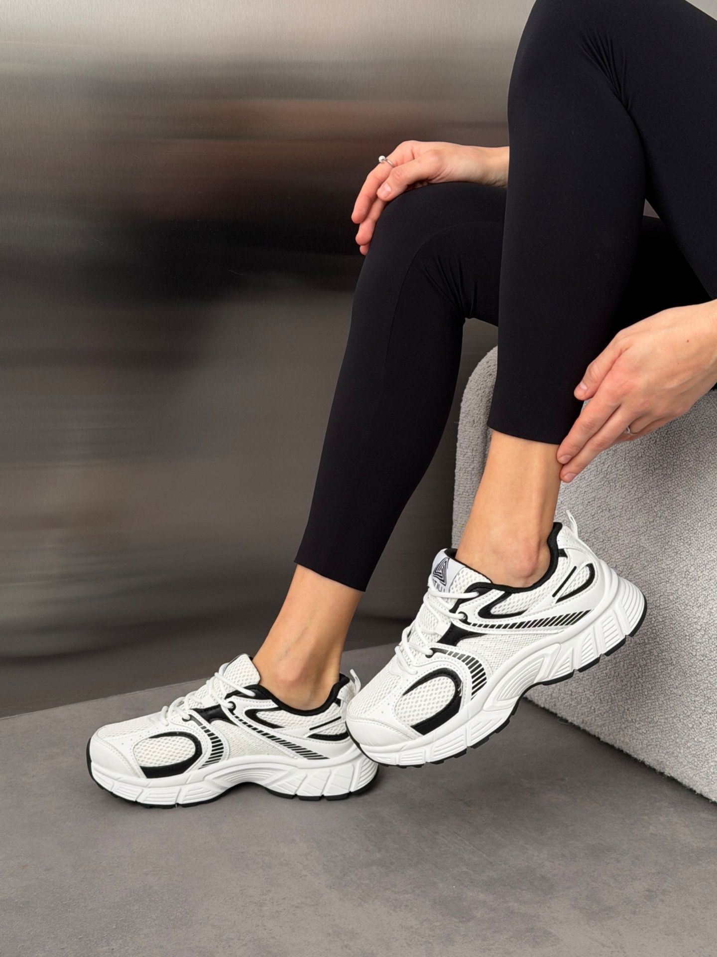 Кросівки із сіткою біло-чорні