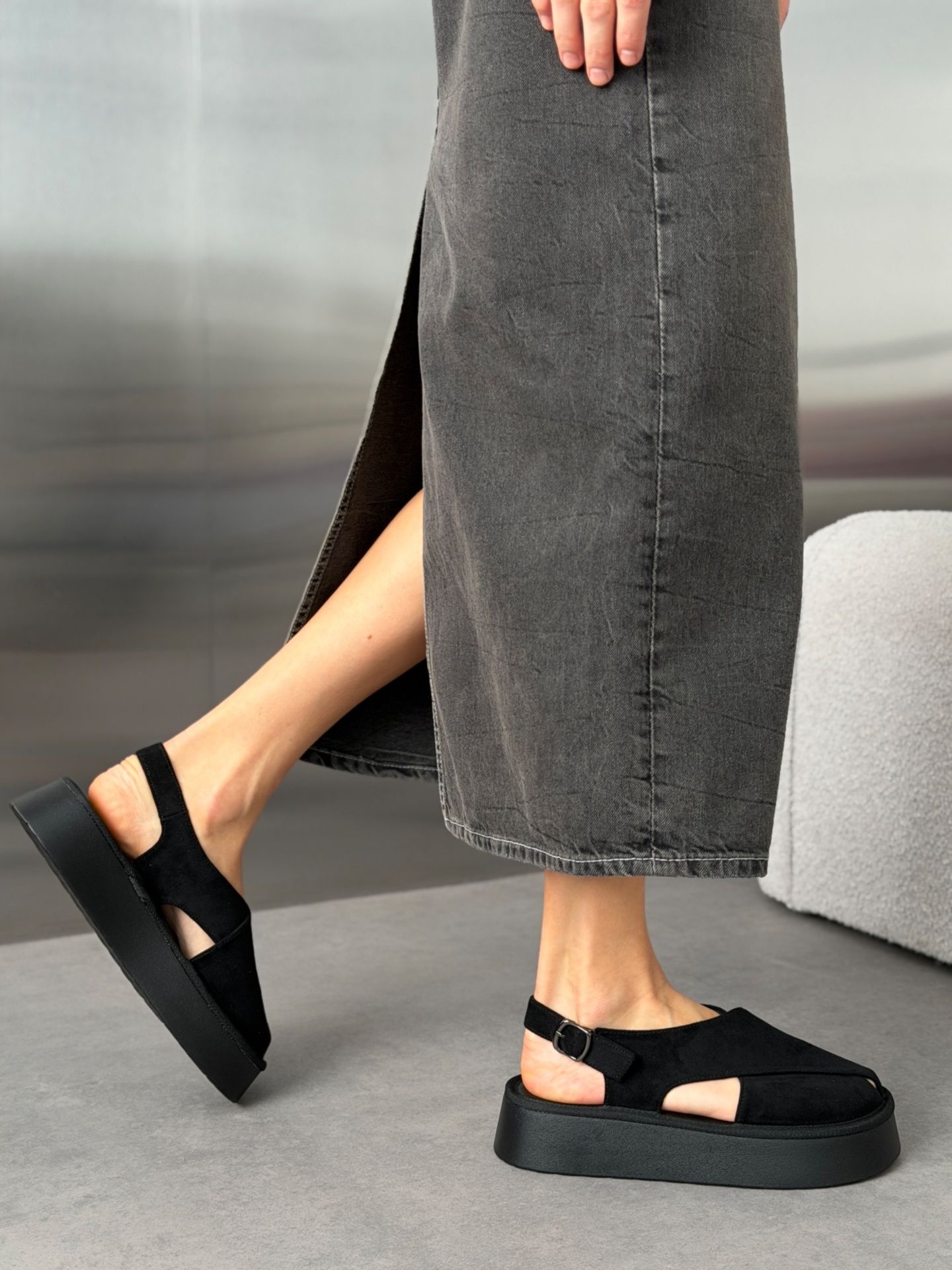 Босоніжки з перехрещеним дизайном чорні