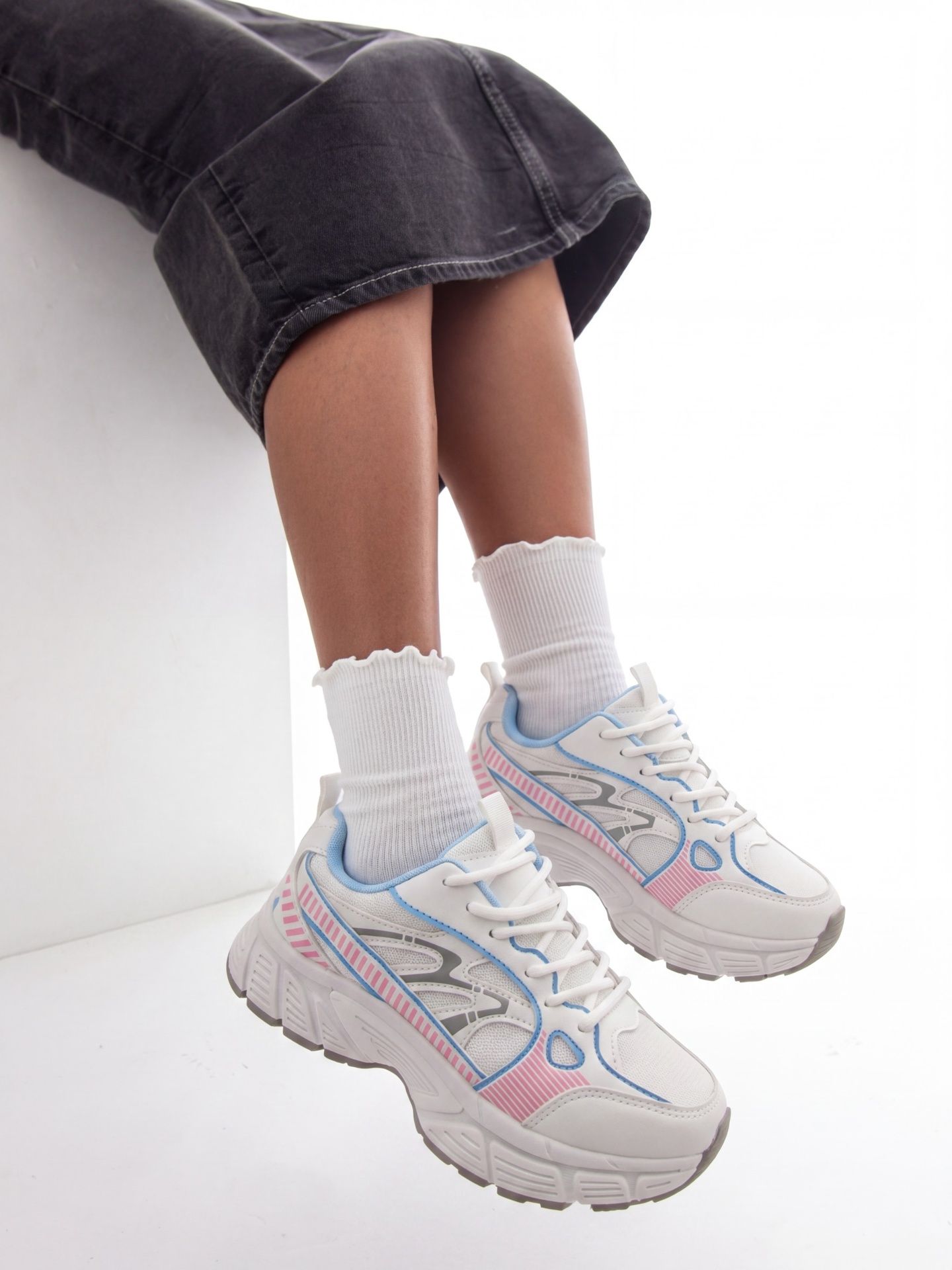 Кросівки з текстильними вставками біло-блакитні