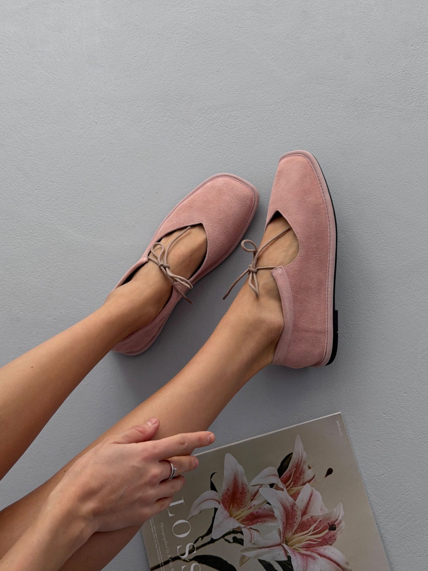 Балетки із зав'язками блідо-каштанові