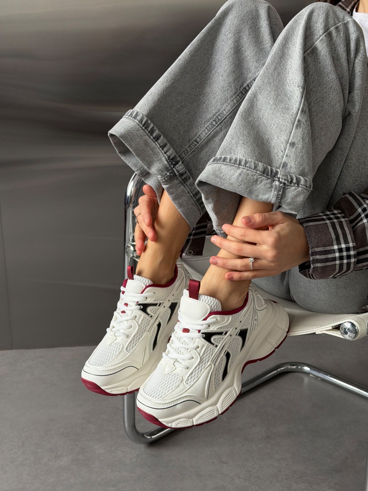 Кросівки білі з кольоровими елементами