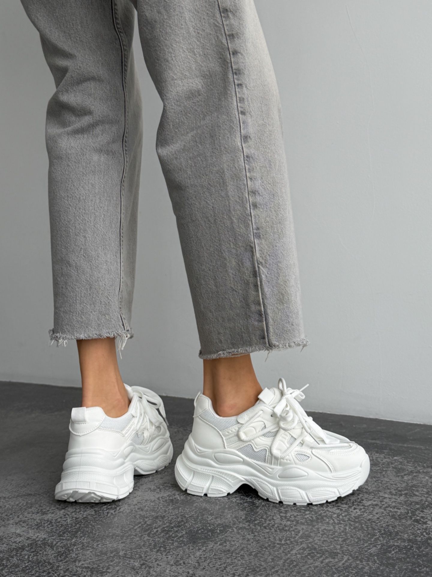 Кросівки на високій підошві білі