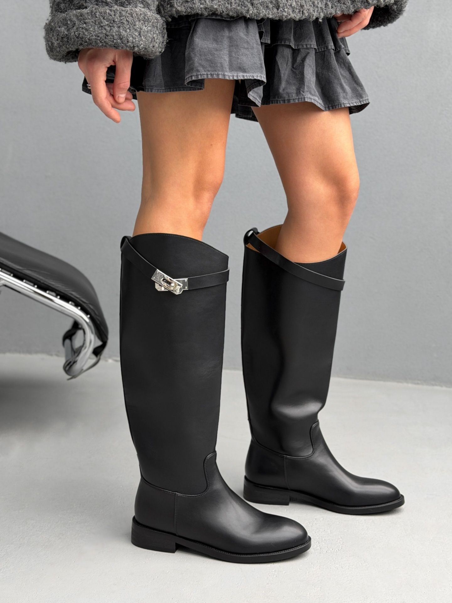 Чоботи трендові з ремінцем чорні