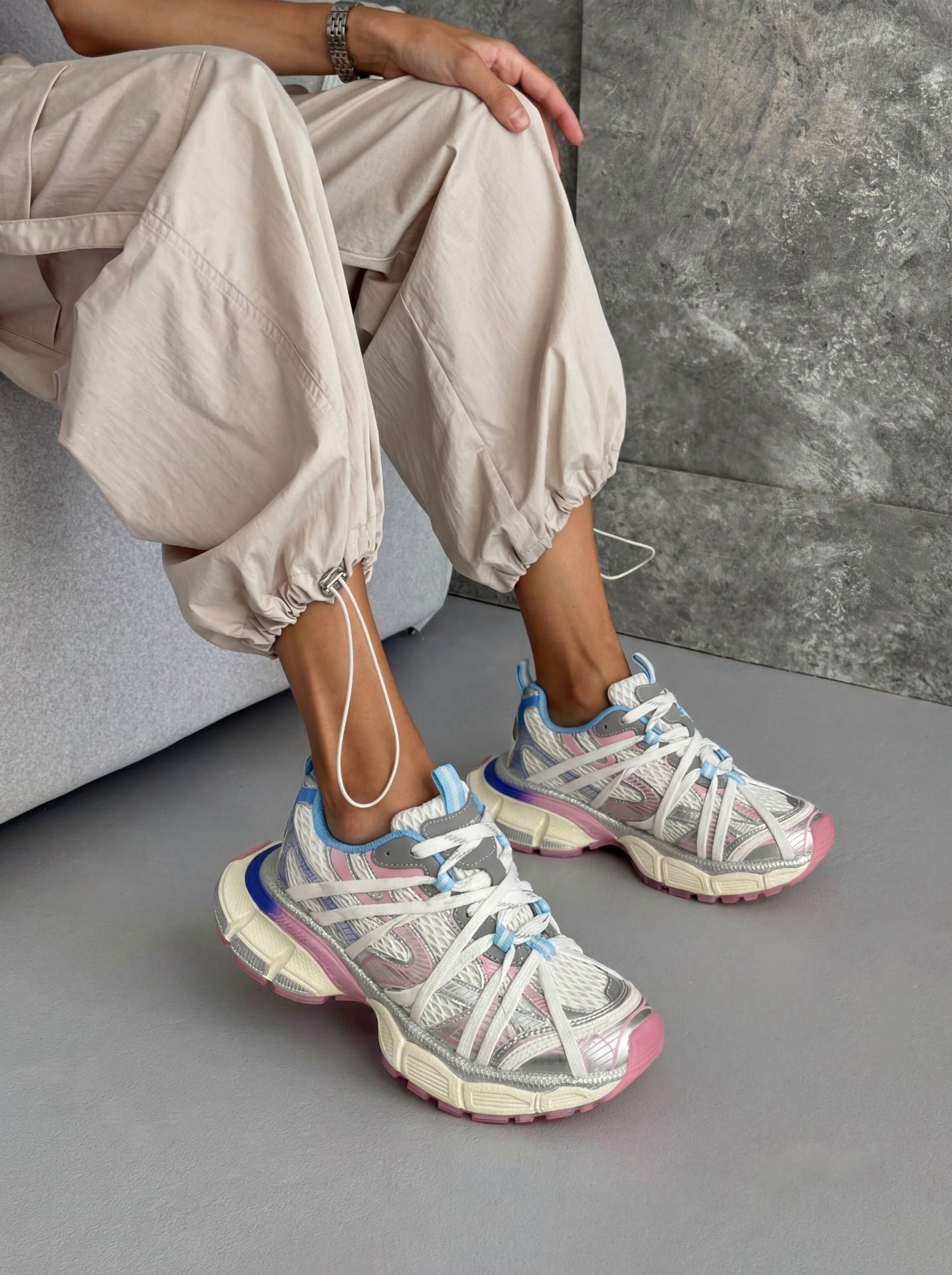 Кросівки з перехресними шнурками срібні мультикольорові