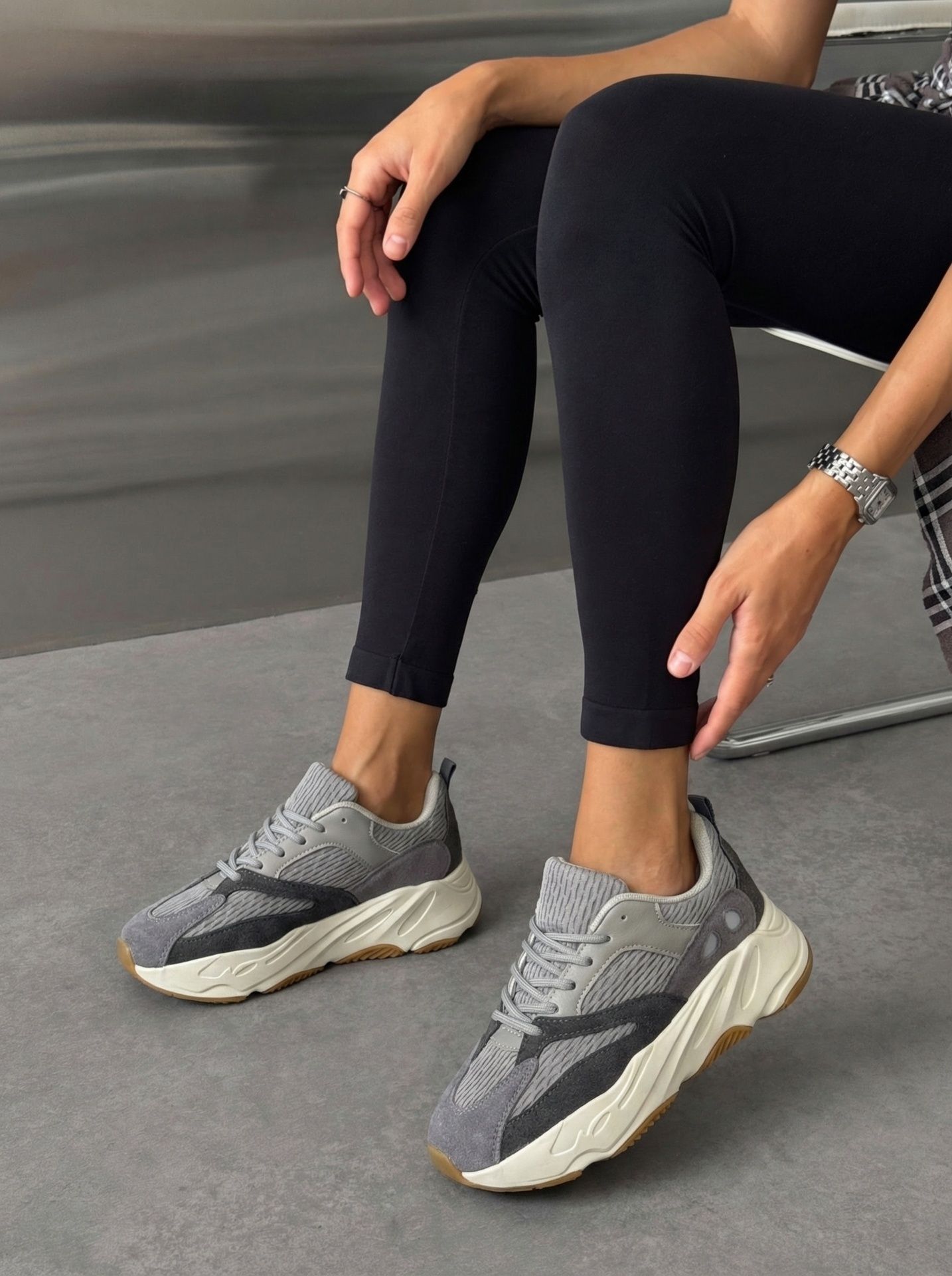 Кросівки з текстильними вставками темно-сірі