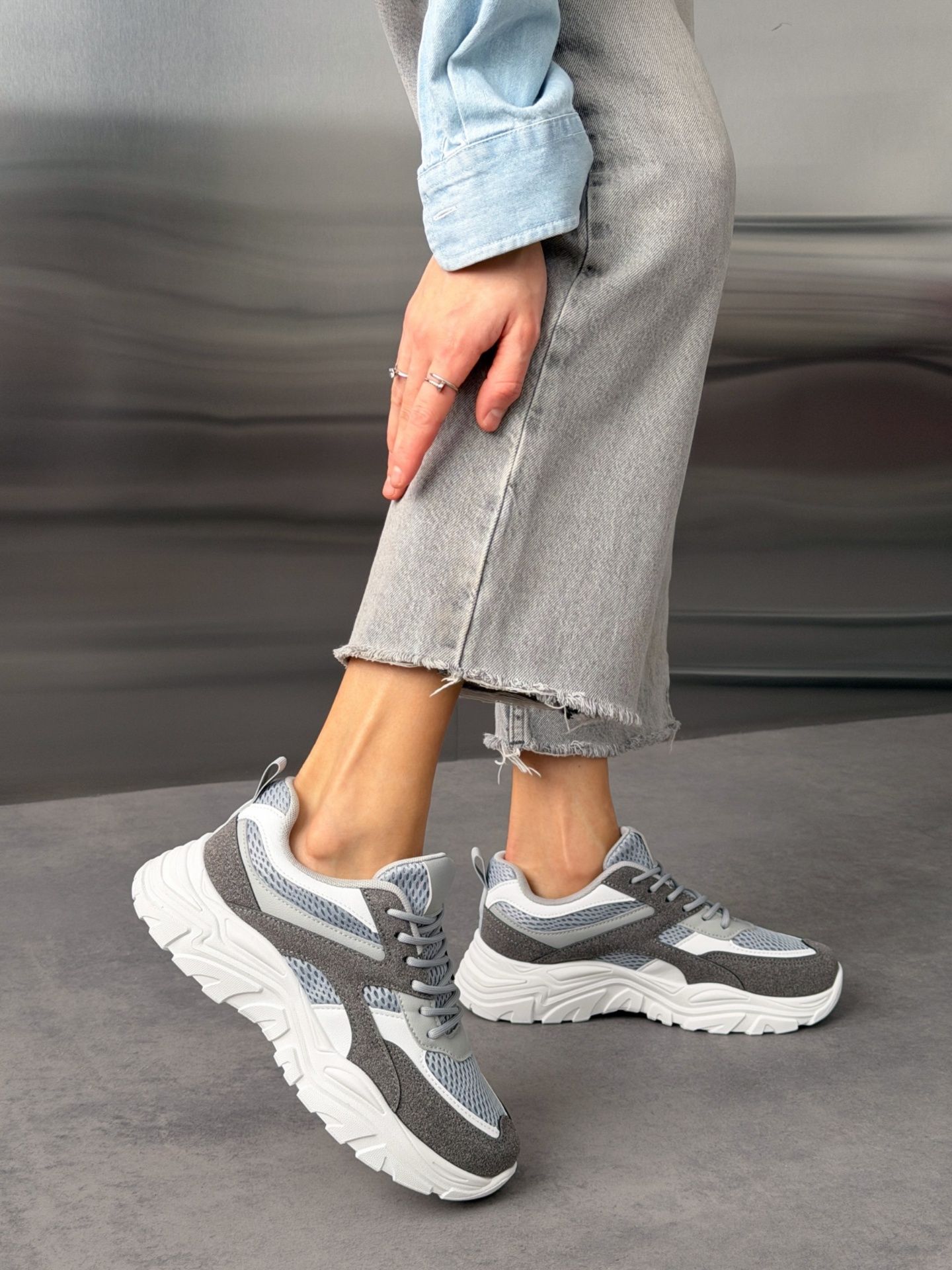 Кросівки в спортивному стилі сірі