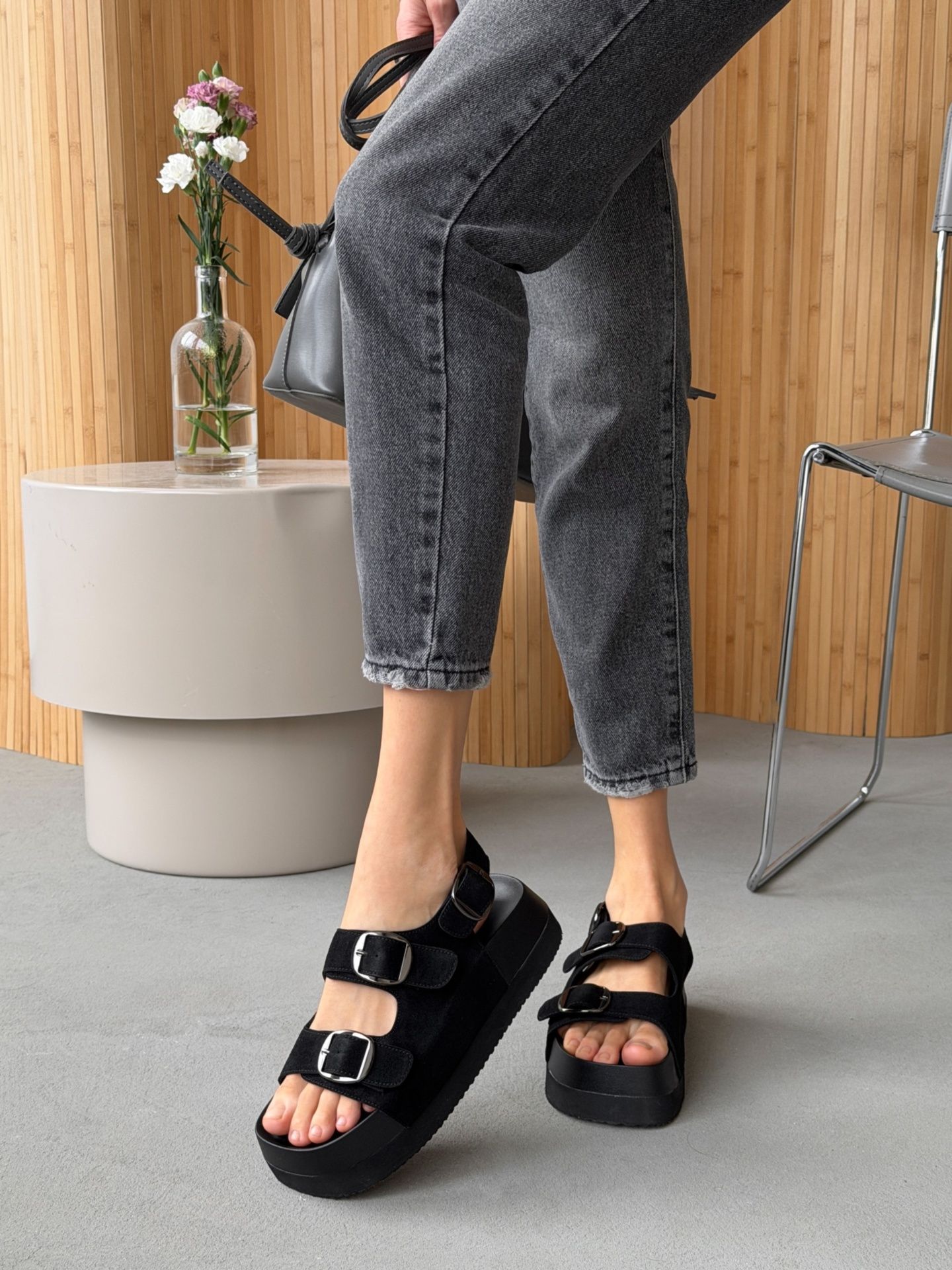 Босоніжки із пряжками чорні