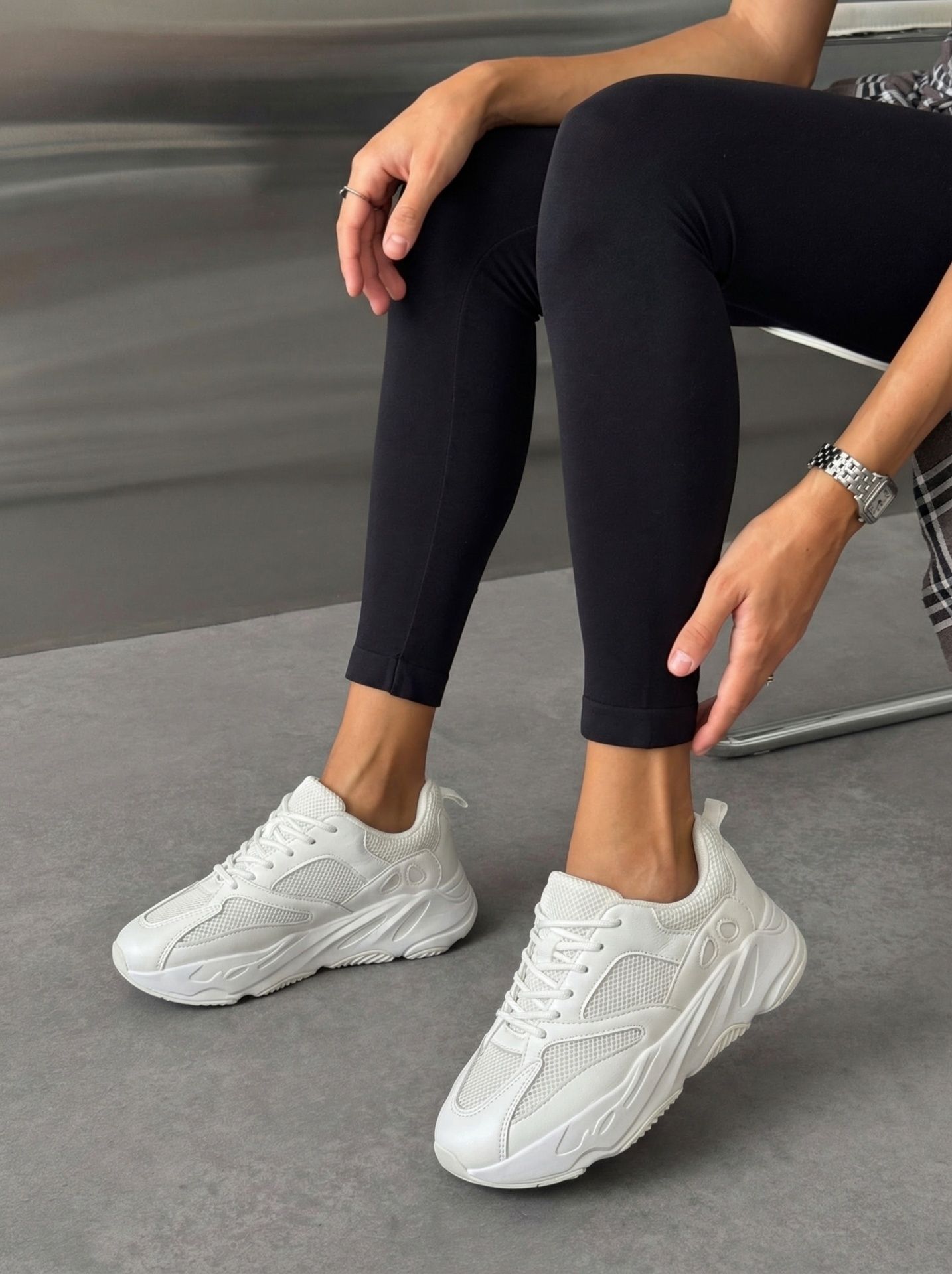 Кросівки з текстильними вставками білі