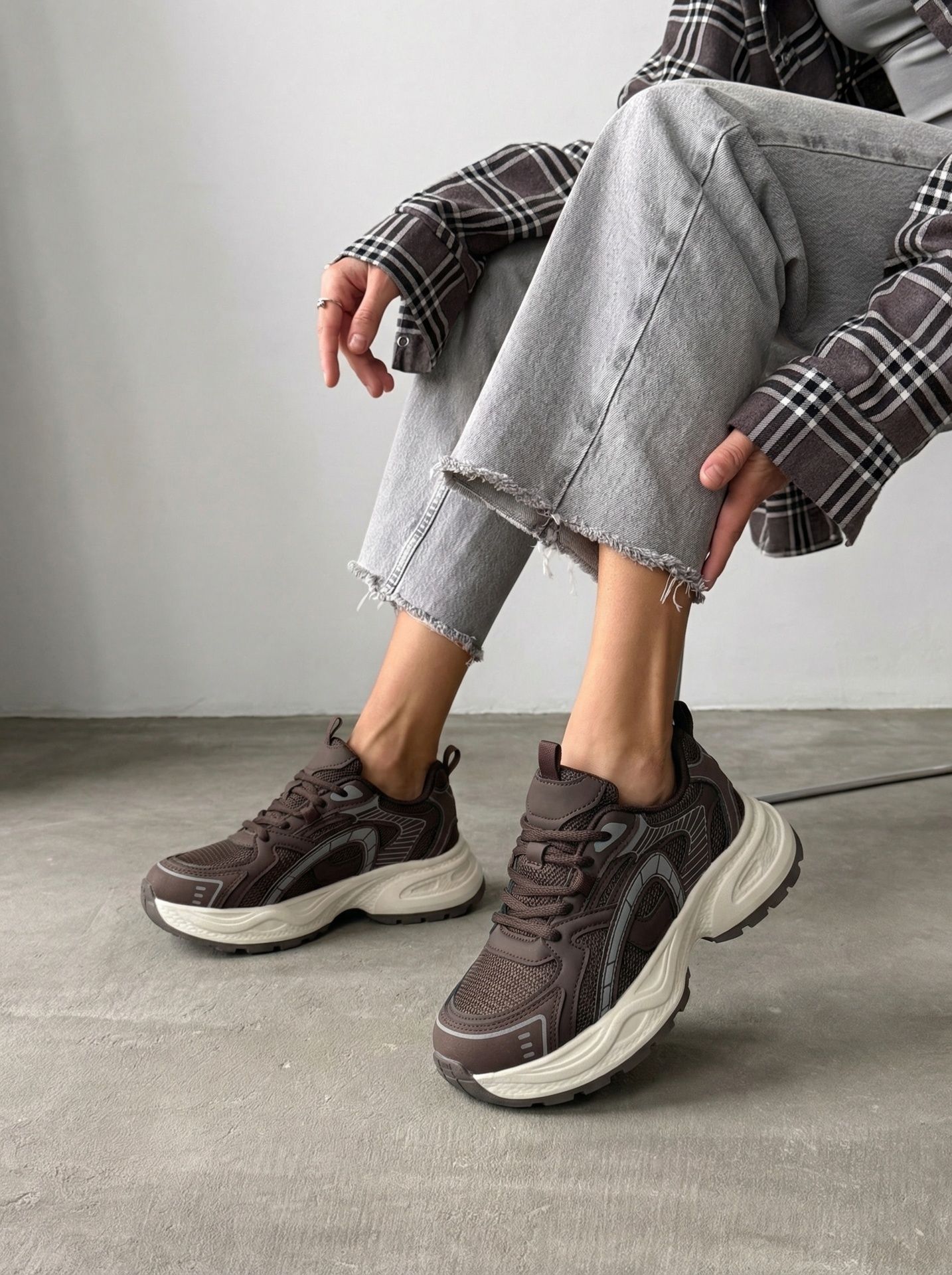 Кросівки на високій підошві темно-брунатні