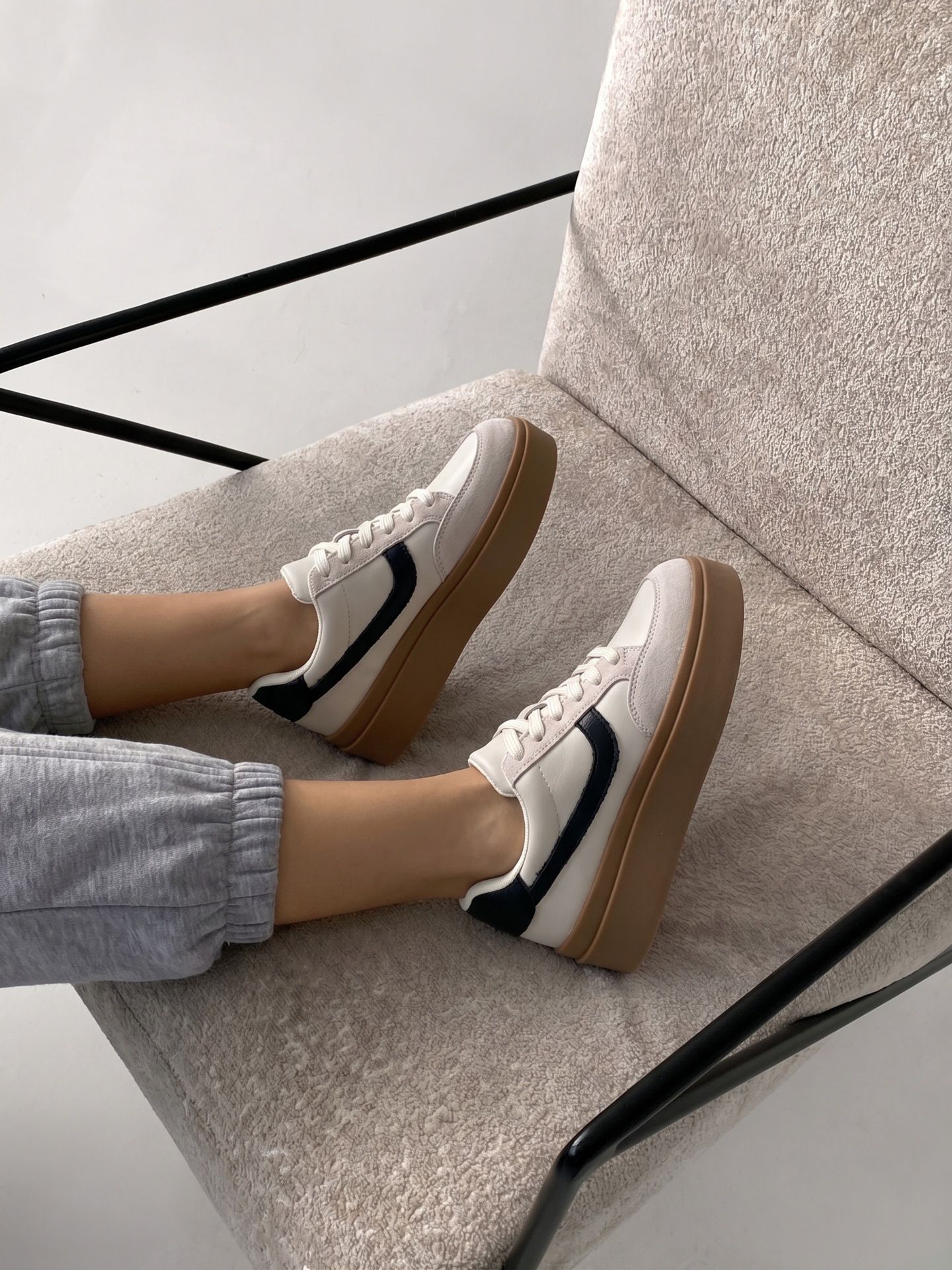 Кеди на високій підошві бежеві