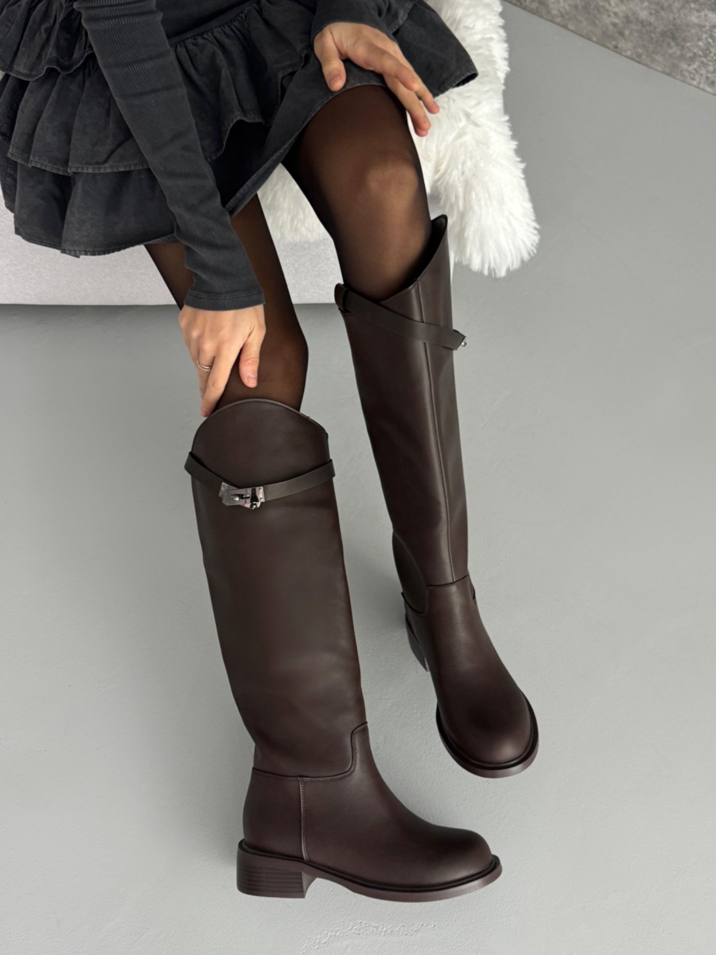 Чоботи з декоративним ремінцем темно-брунатні