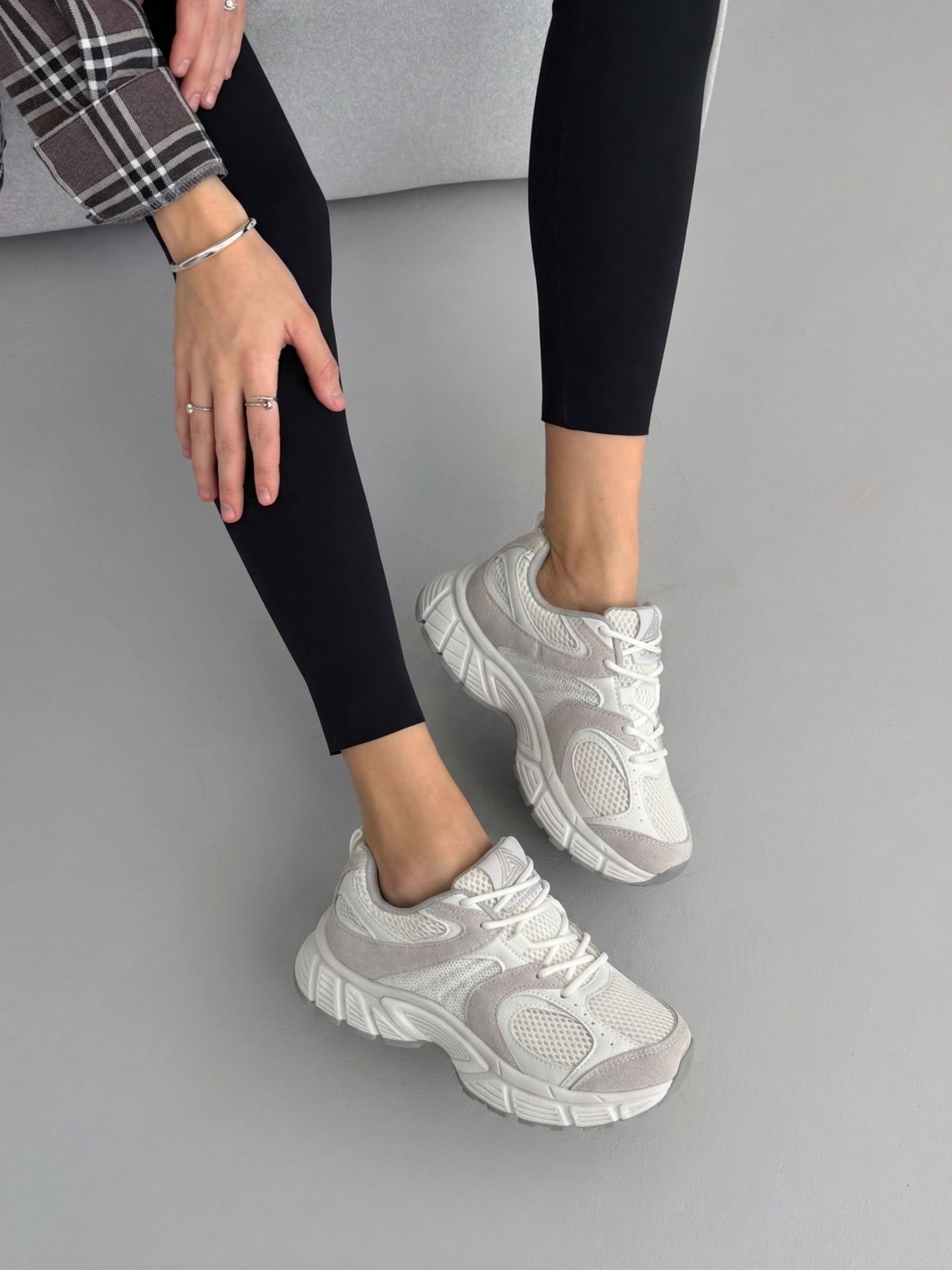 Кросівки з сіткою біло-сірі
