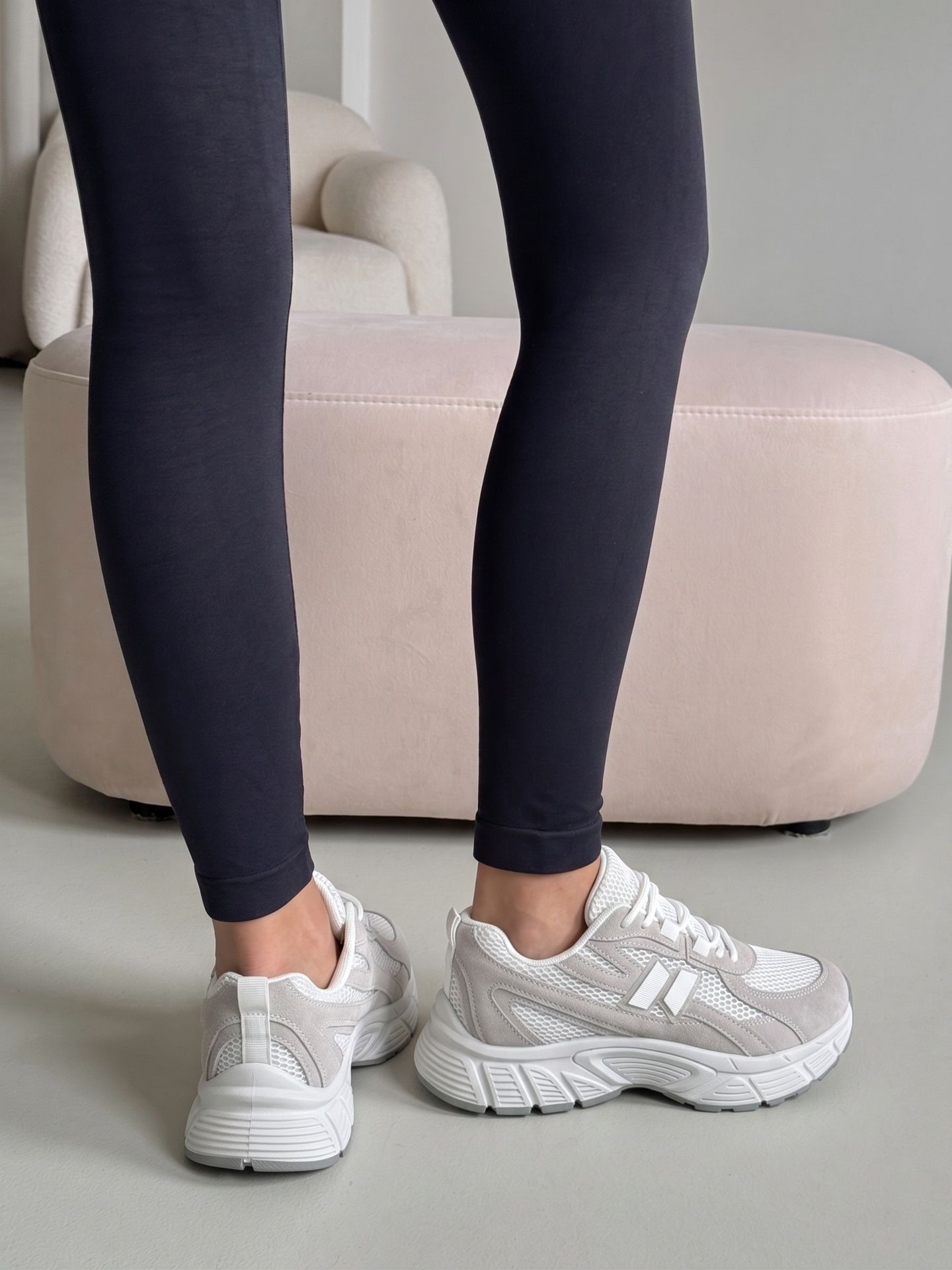 Кросівки з текстильними вставками сіро-білі