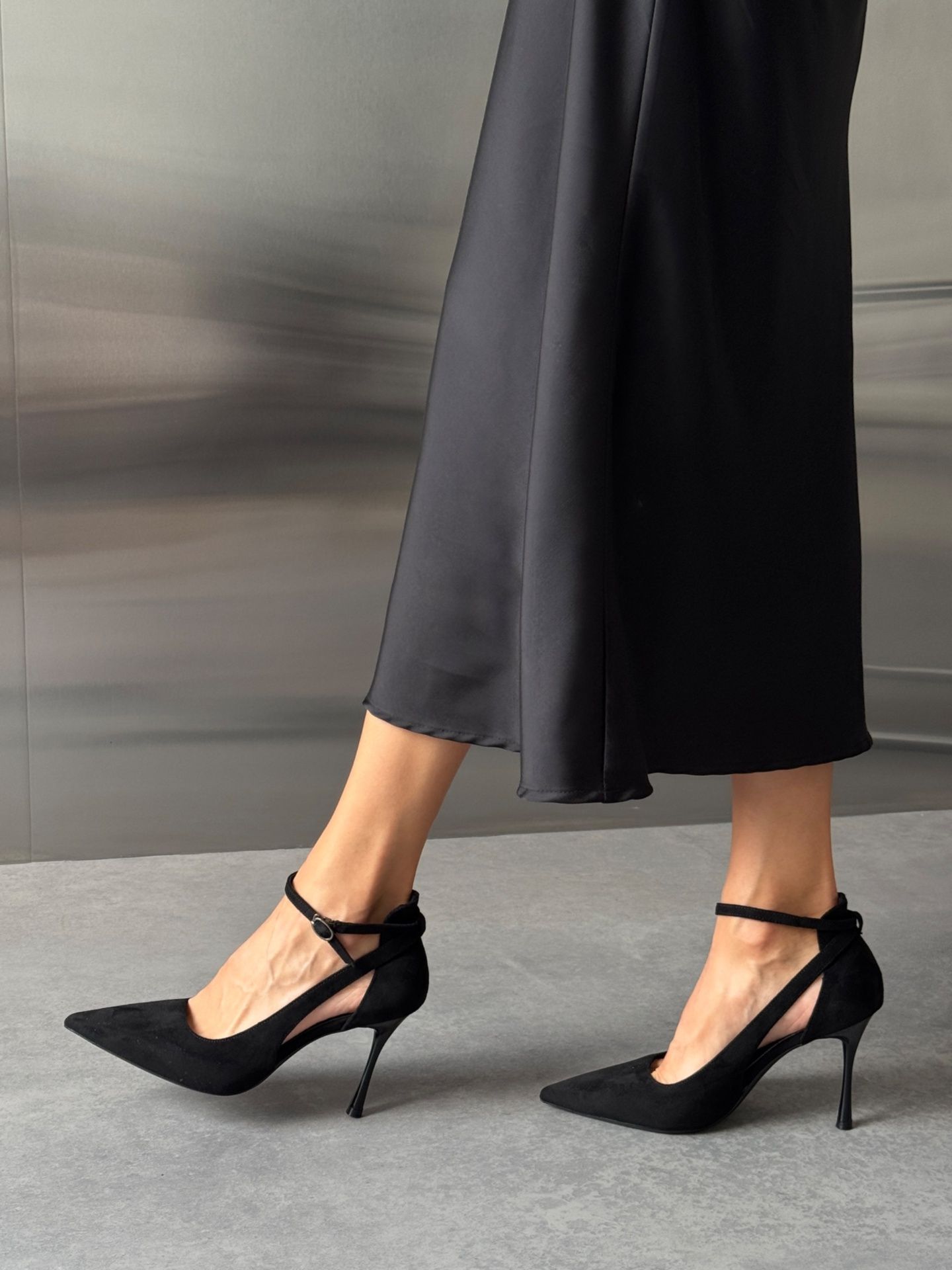 Туфлі з декоративними прорізами та ремінцем чорні замшеві