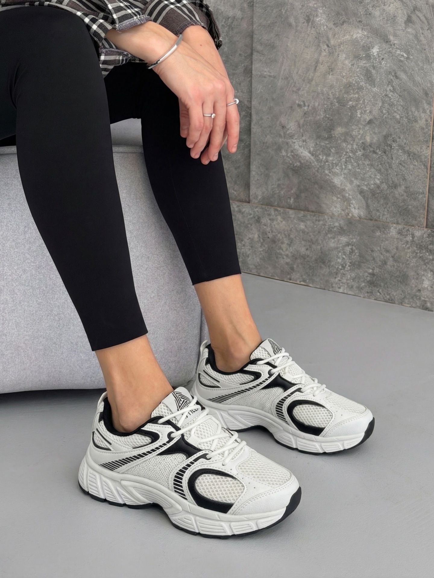 Кросівки із сіткою біло-чорні