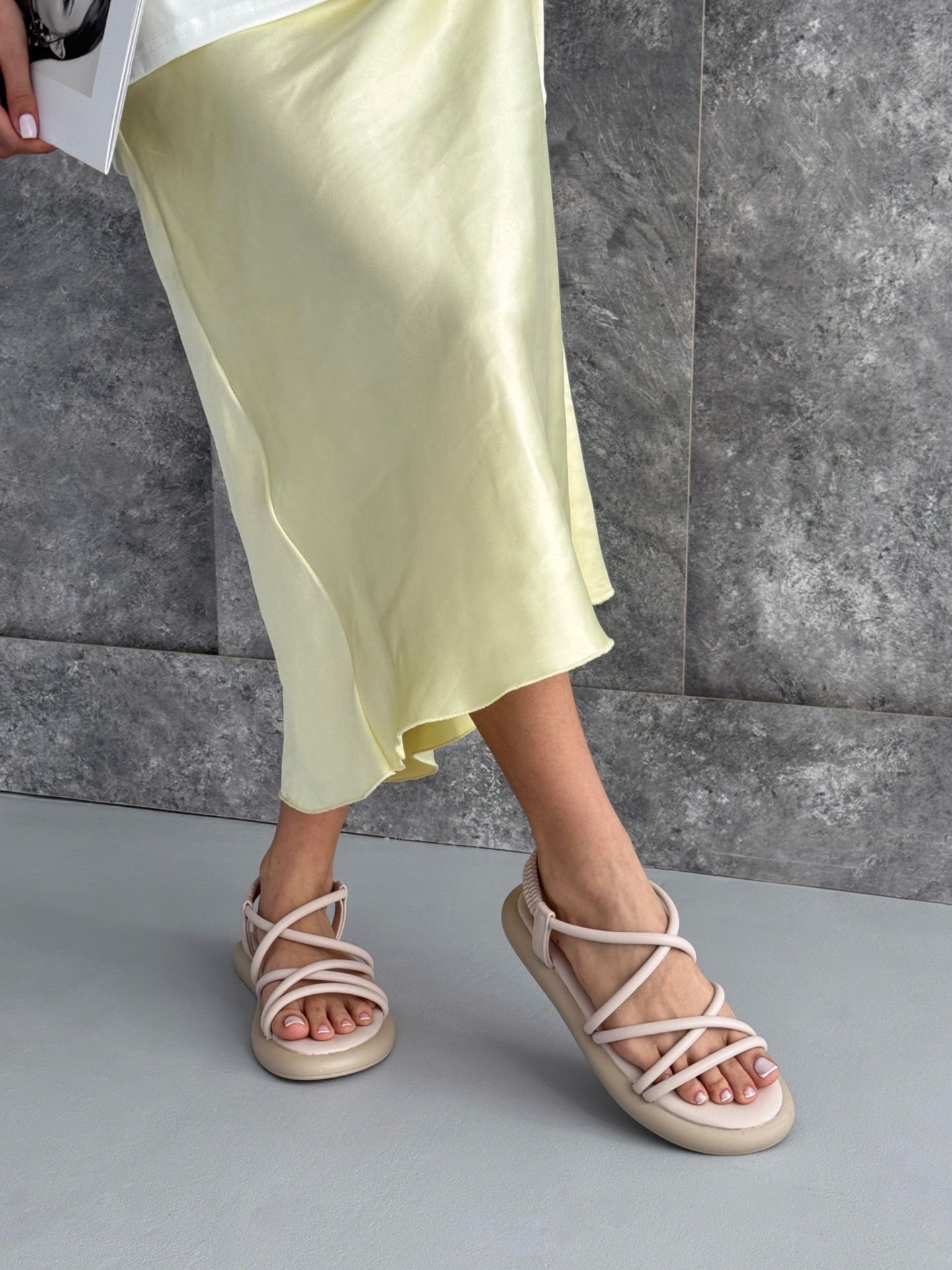 Босоніжки з еластичним заднім ремінцем бежеві