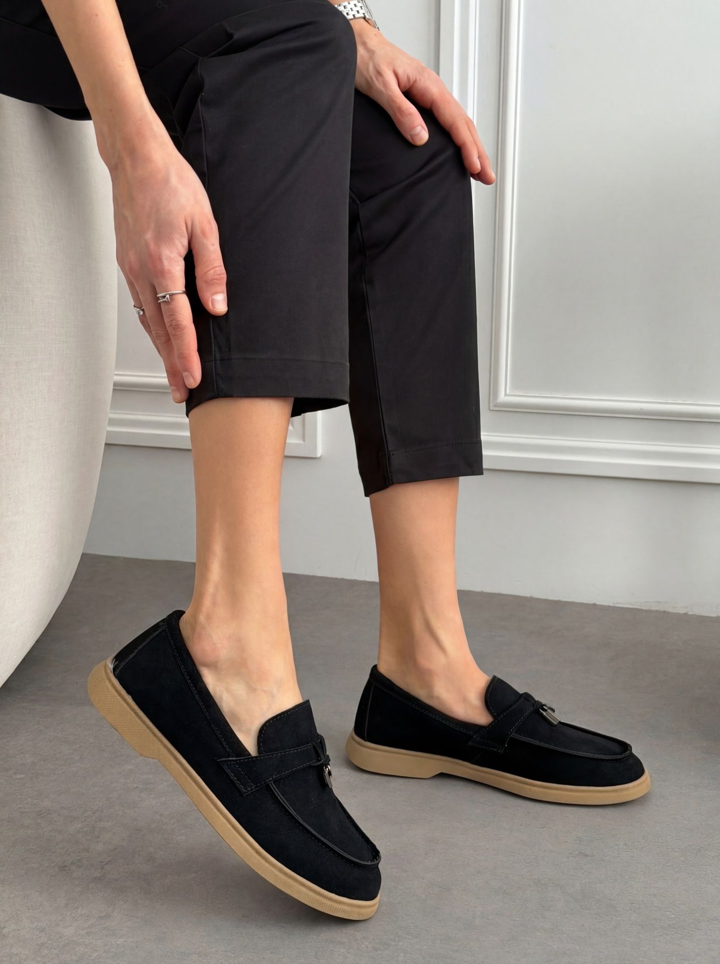 Лофери на світлій підошві чорні