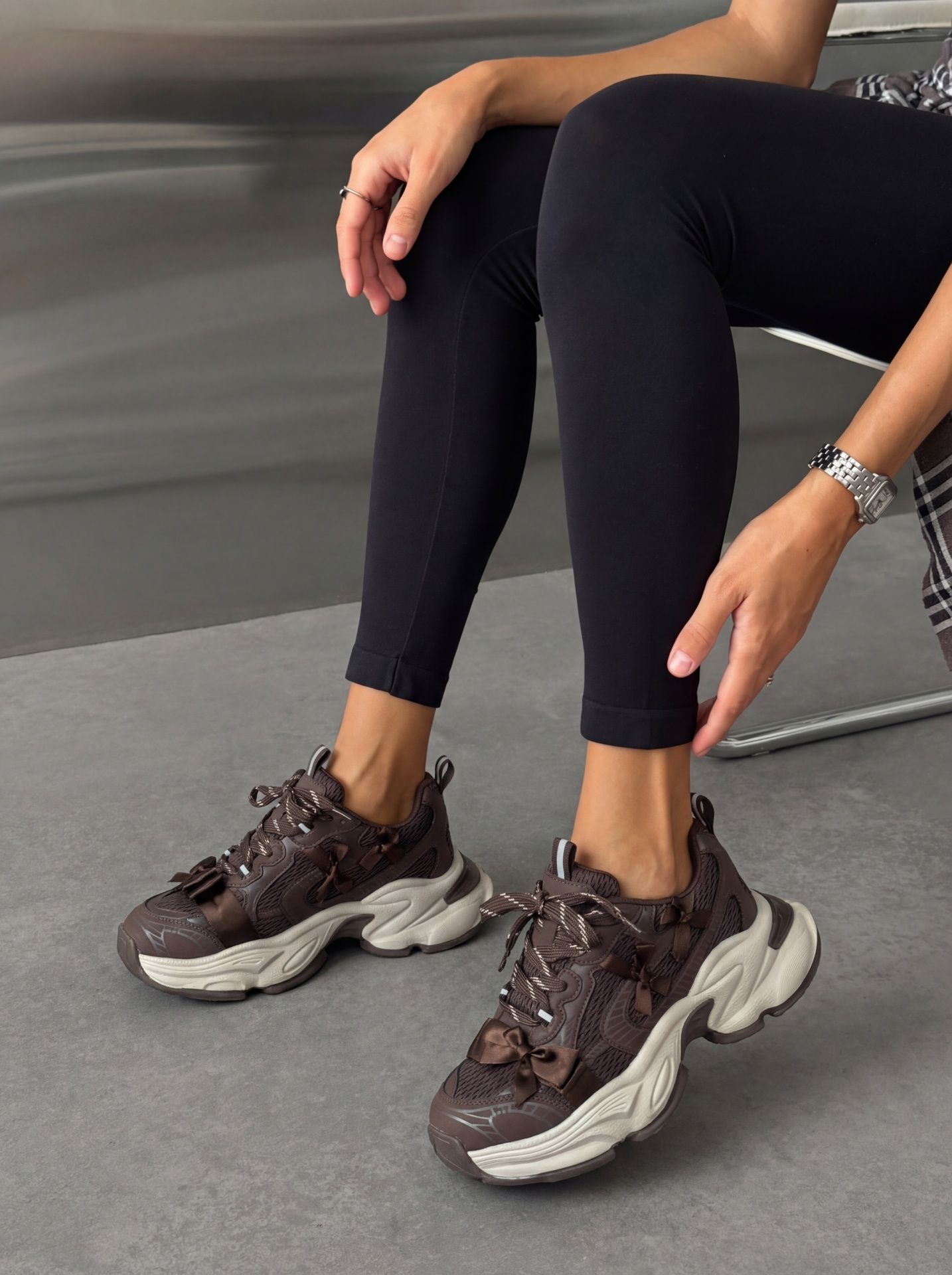 Кросівки з декоративними бантиками темно-брунатні