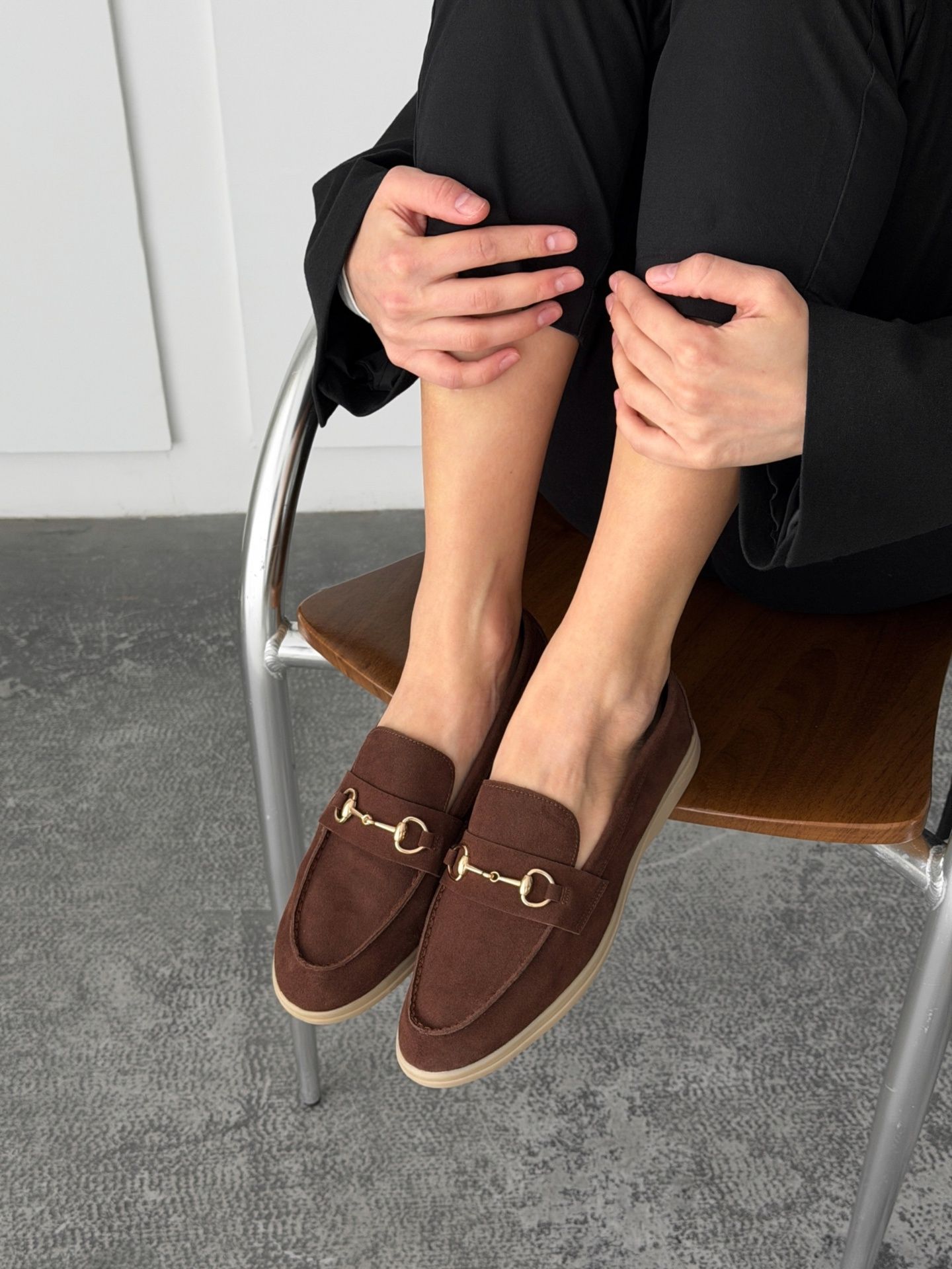 Лофери з акцентним ремінцем темно-брунатні