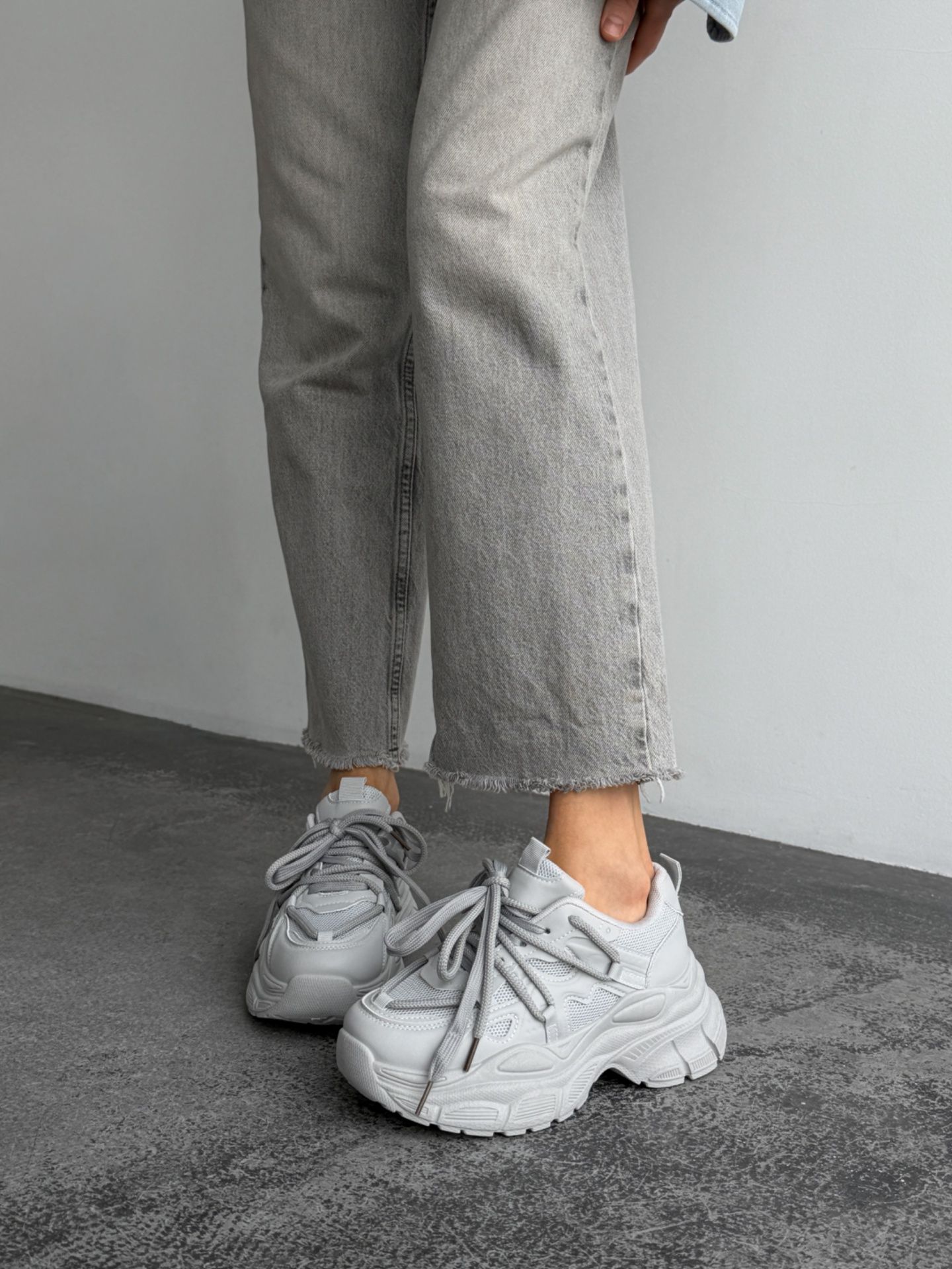 Кросівки з акцентними шнурівками сірі