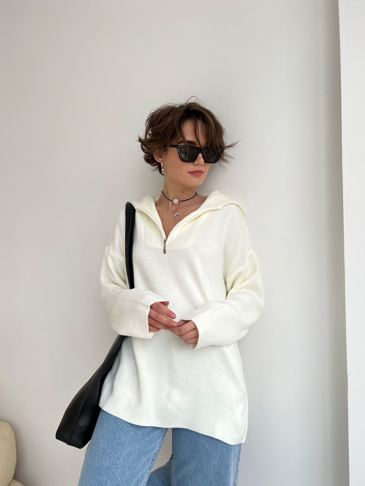 Светр на блискавці білий