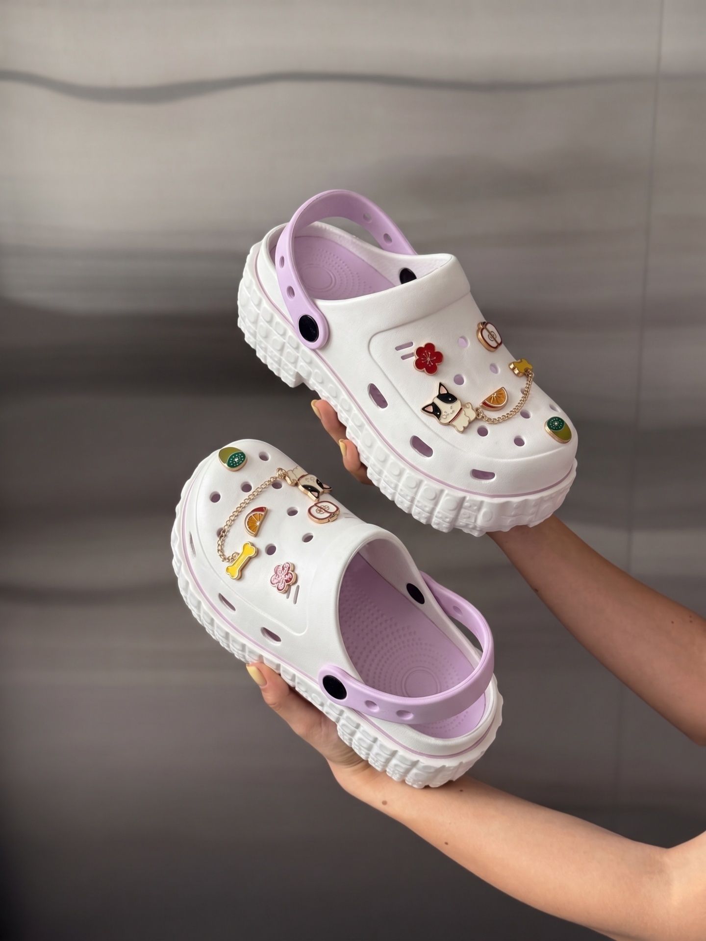 Сабо на акцентній платформі білі з фіолетовим ремінцем