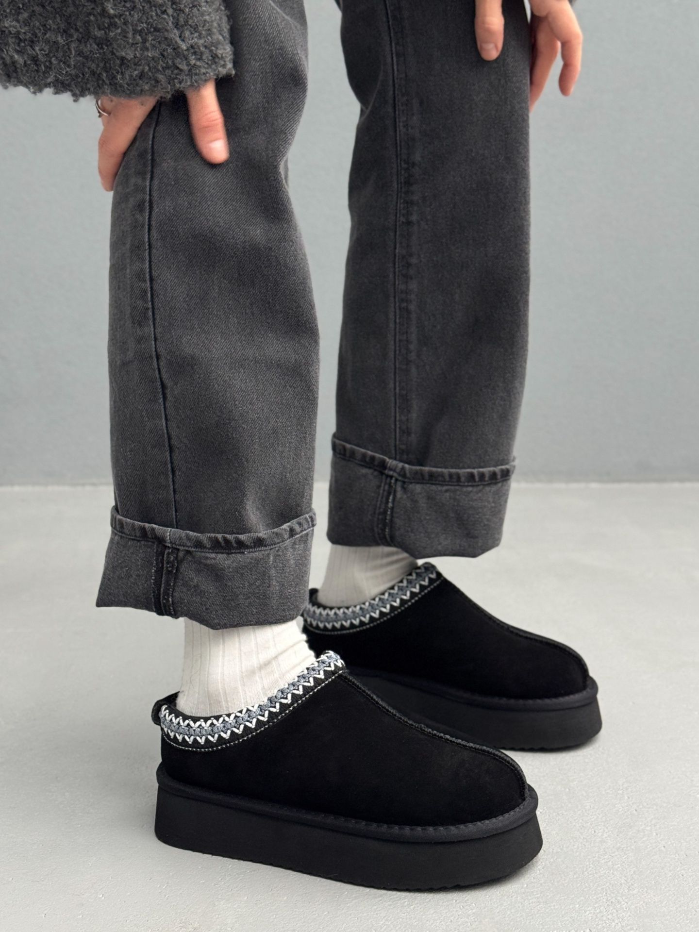 Сноубутси з вишивкою чорні