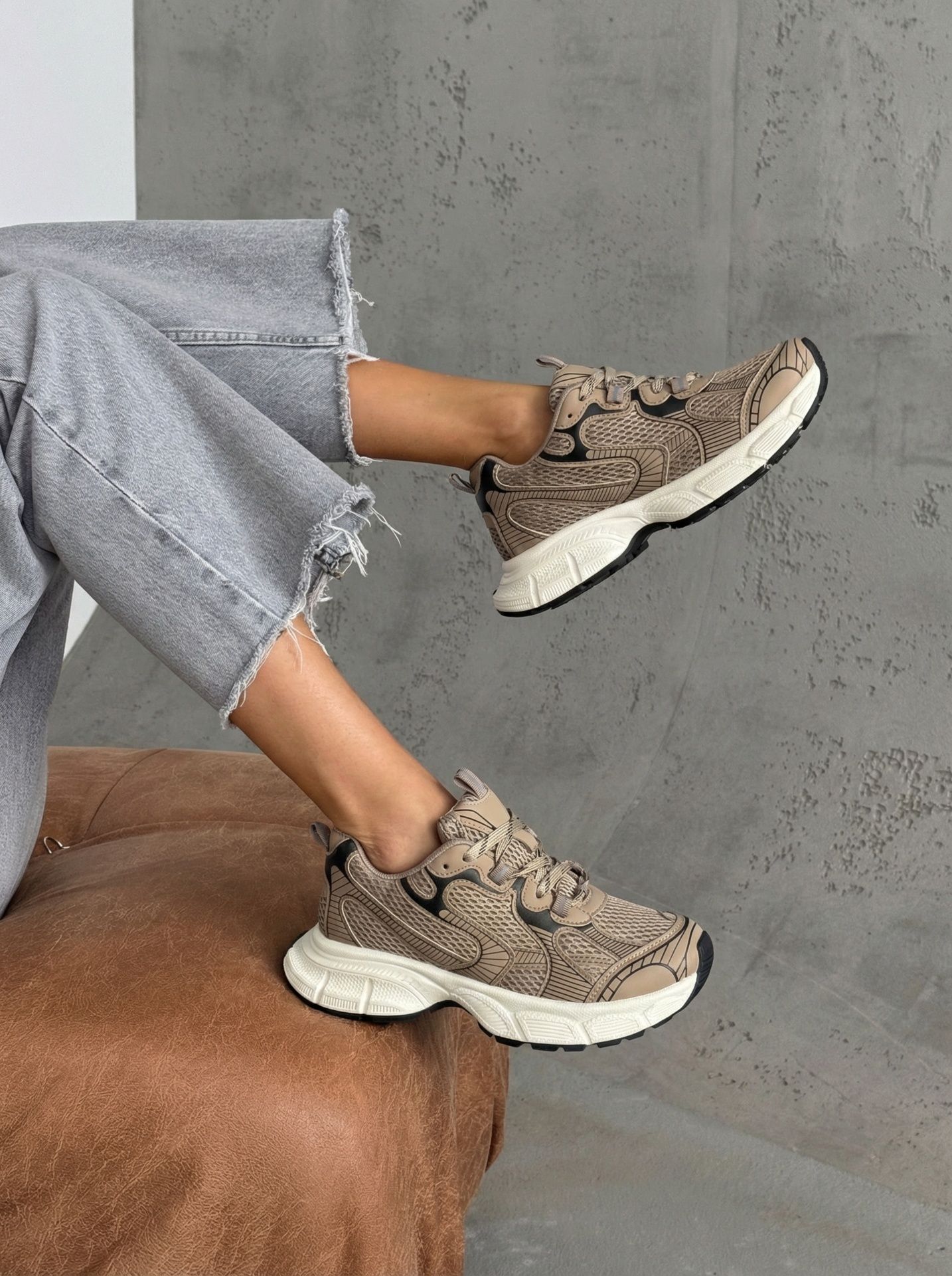 Кросівки на високій підошві темно-бежеві