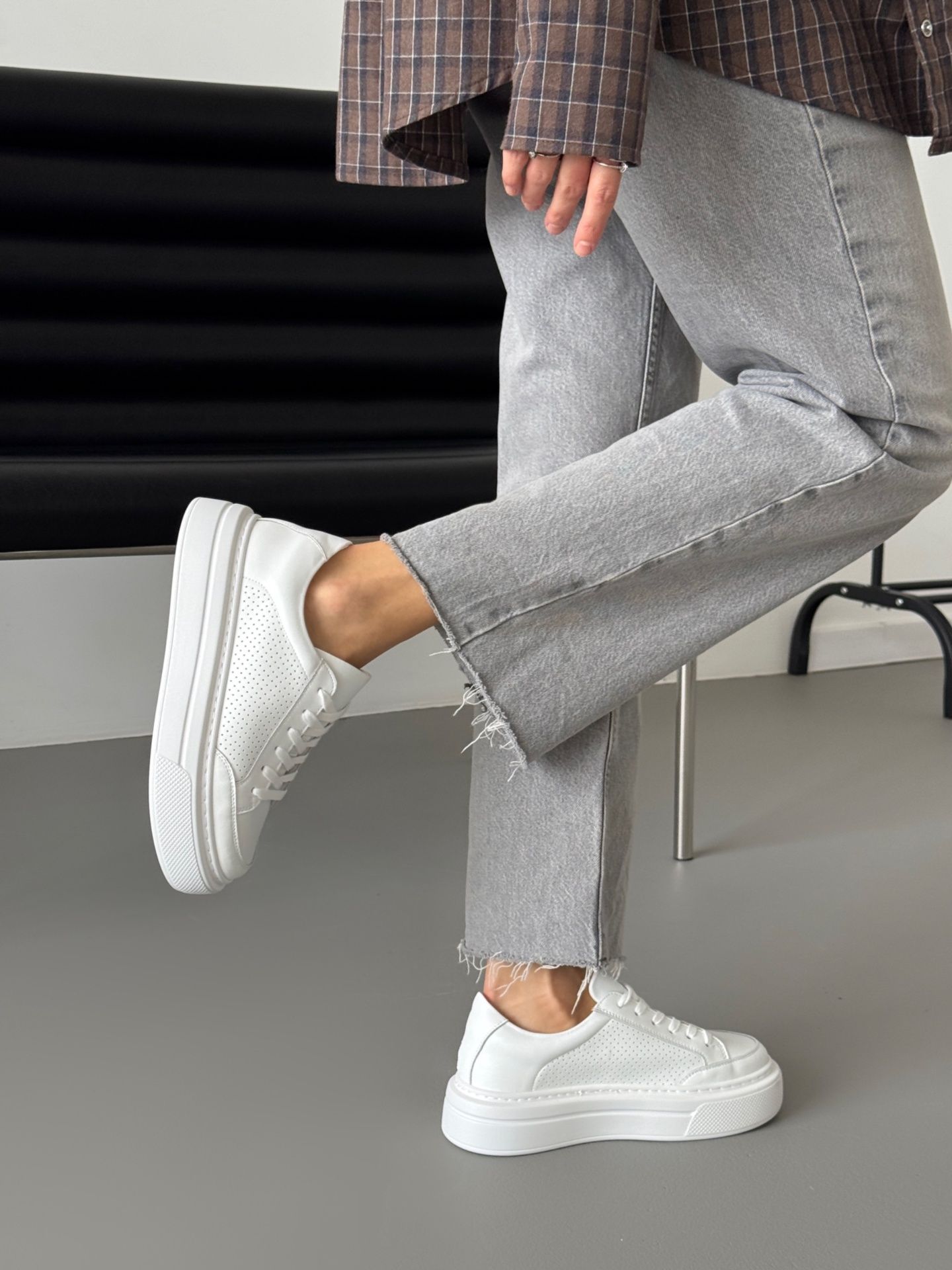 Кеди лаконічні з перфорацією білі