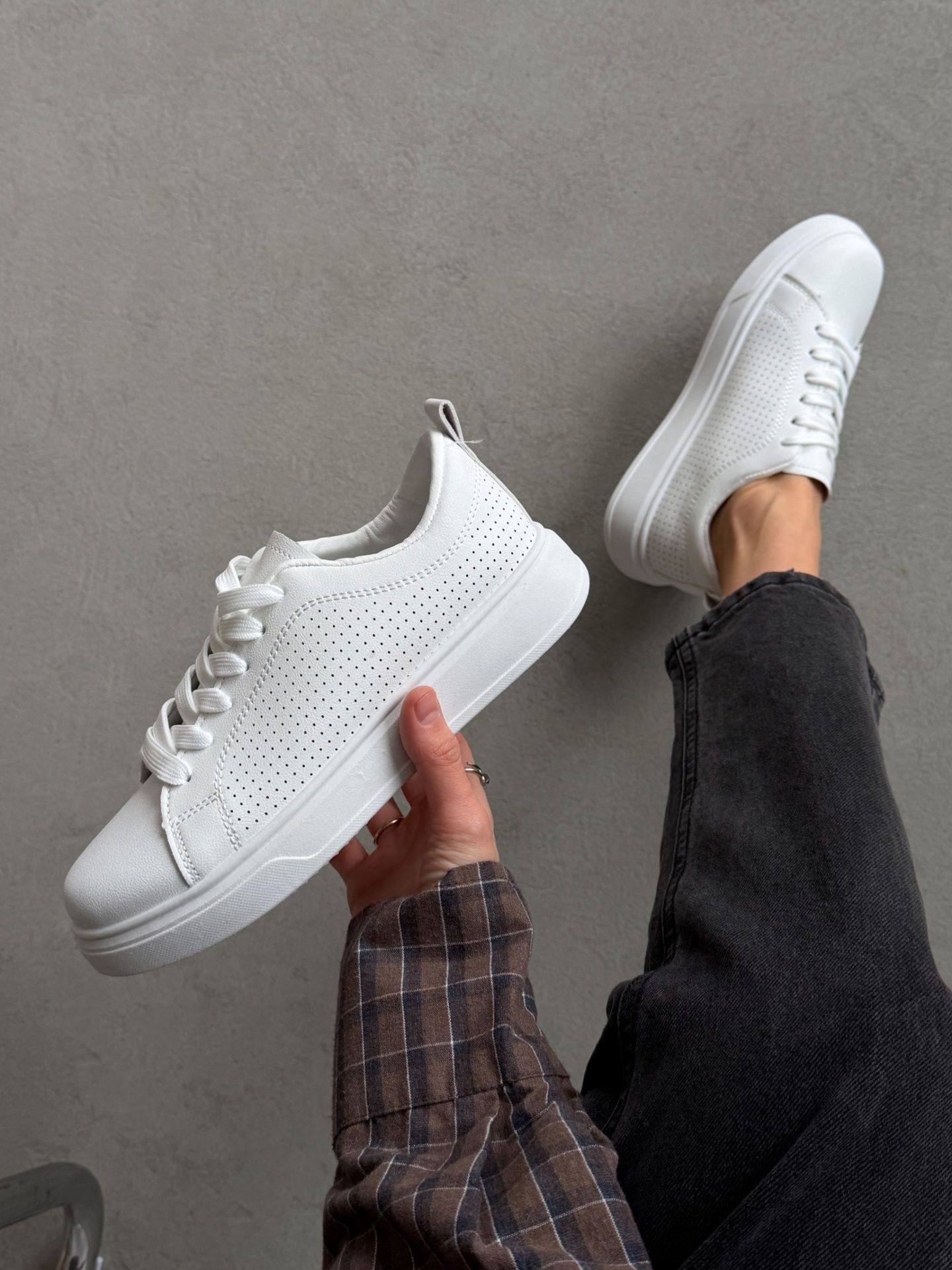 Кеди з перфорацією білі