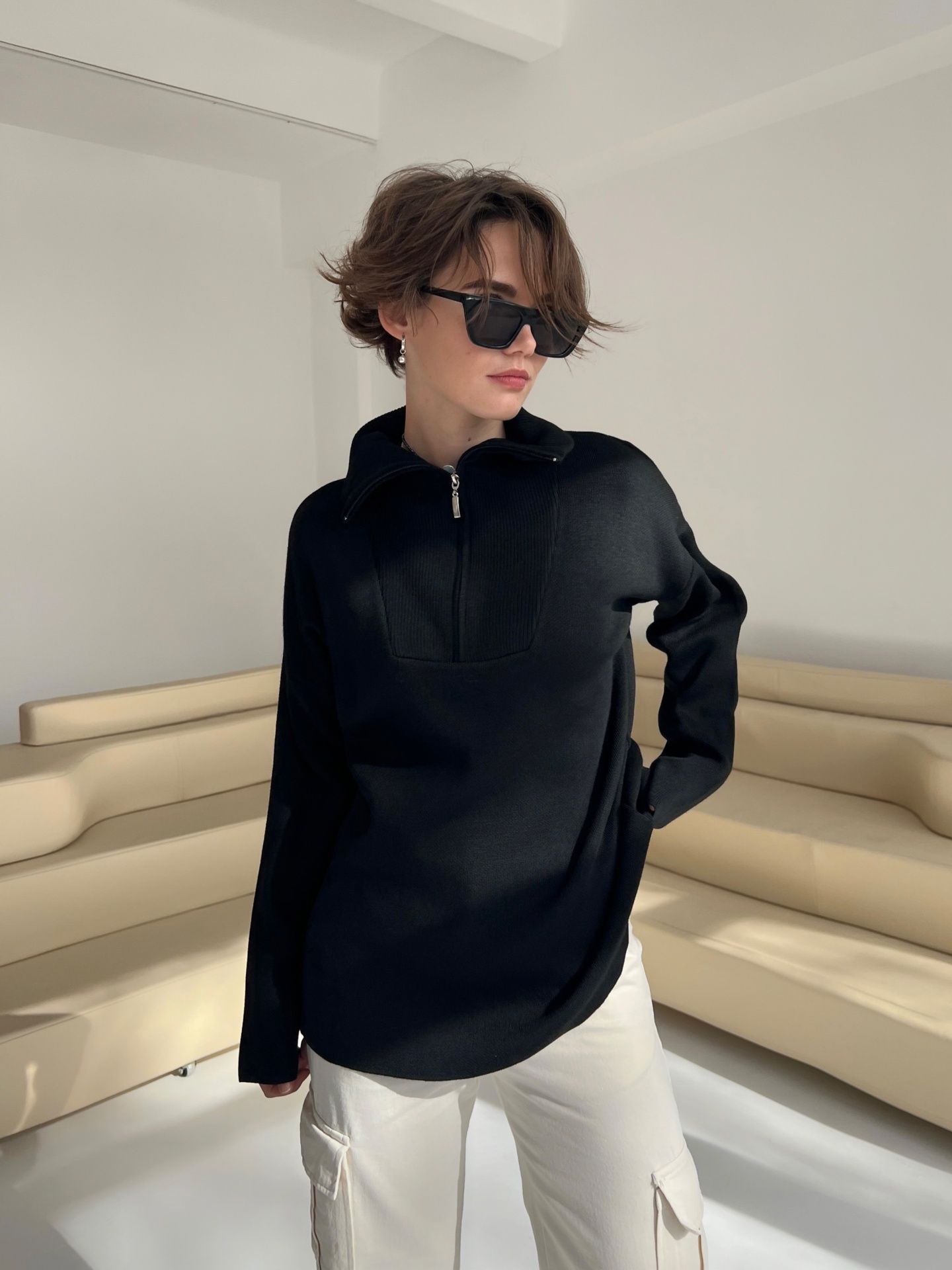 Светр на блискавці чорний