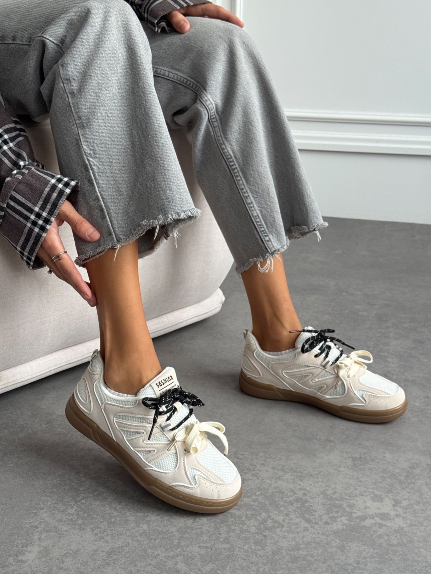 Кеди на низькому ходу зі шнурівками бежеві