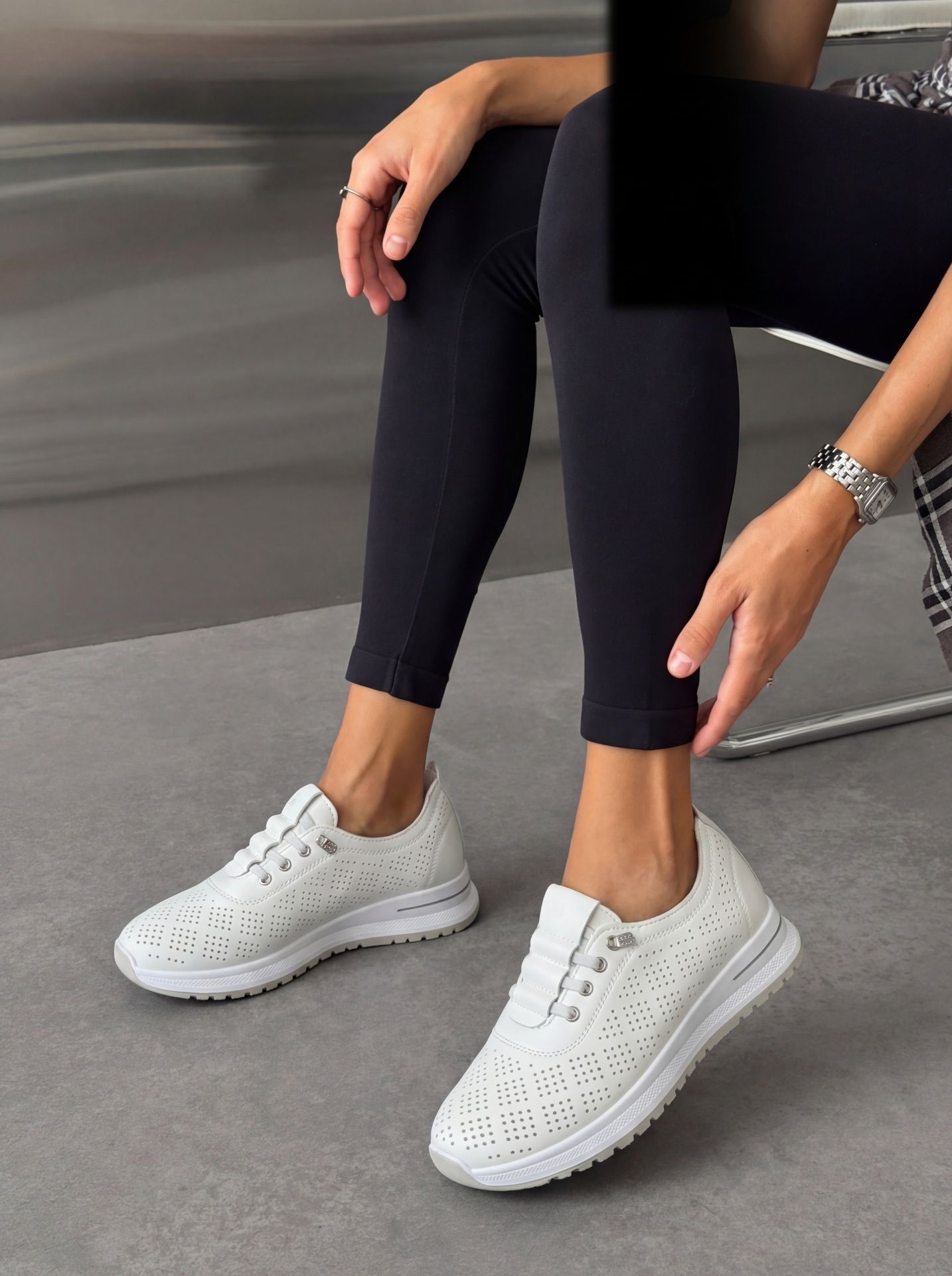 Кросівки з перфорацією білі